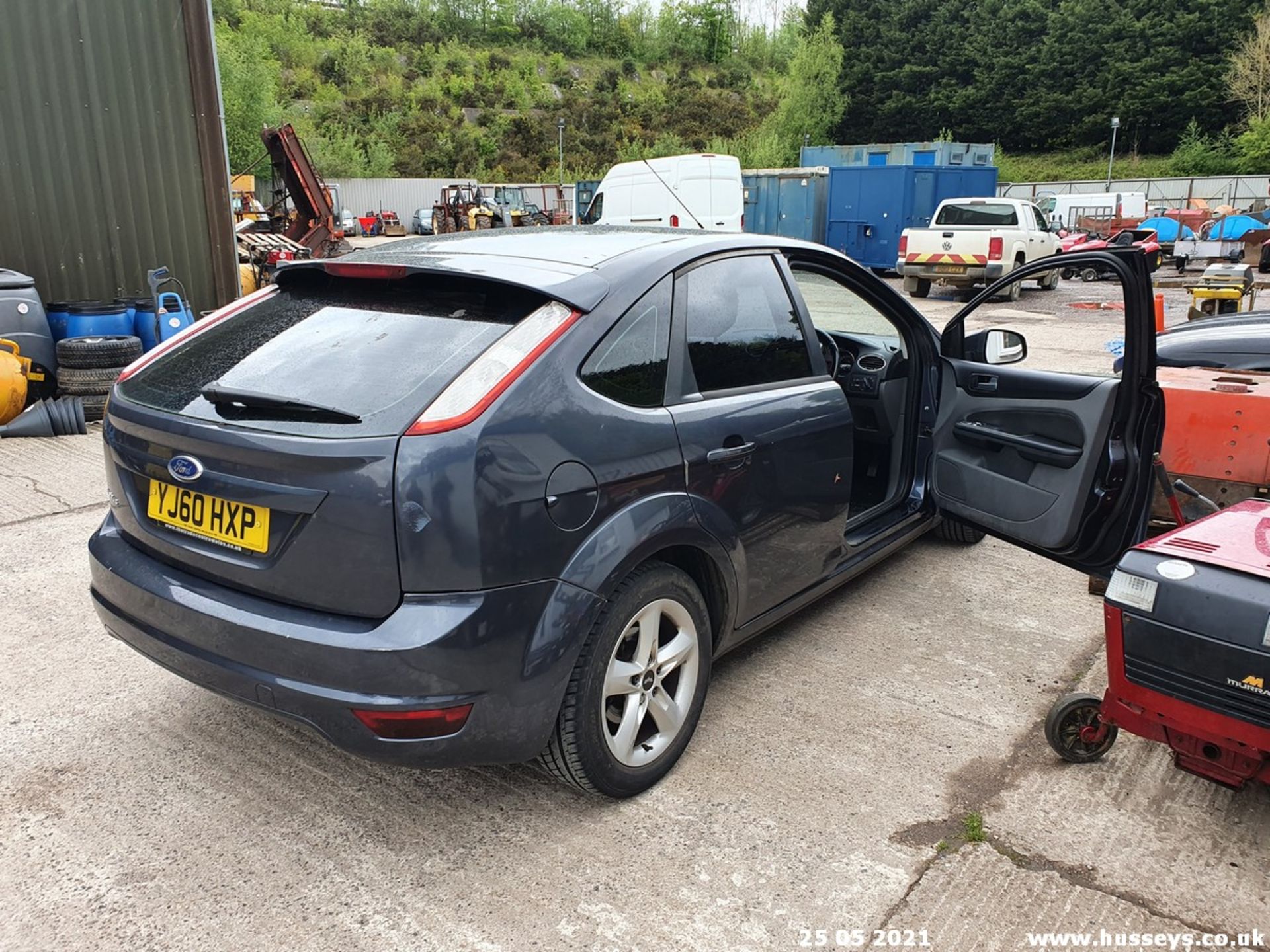 11/60 FORD FOCUS ZETEC - 1596cc 5dr Hatchback (Grey, 141k) - Image 3 of 11