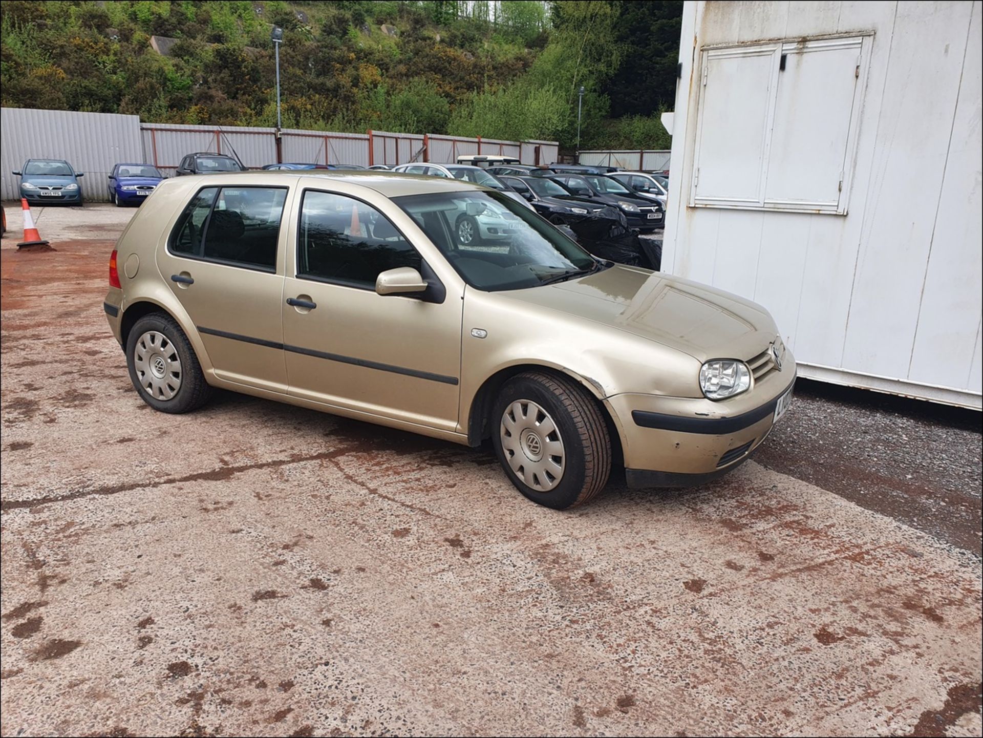 03/03 VOLKSWAGEN GOLF TDI SE - 1896cc 5dr Hatchback (Beige, 135k) - Image 2 of 9