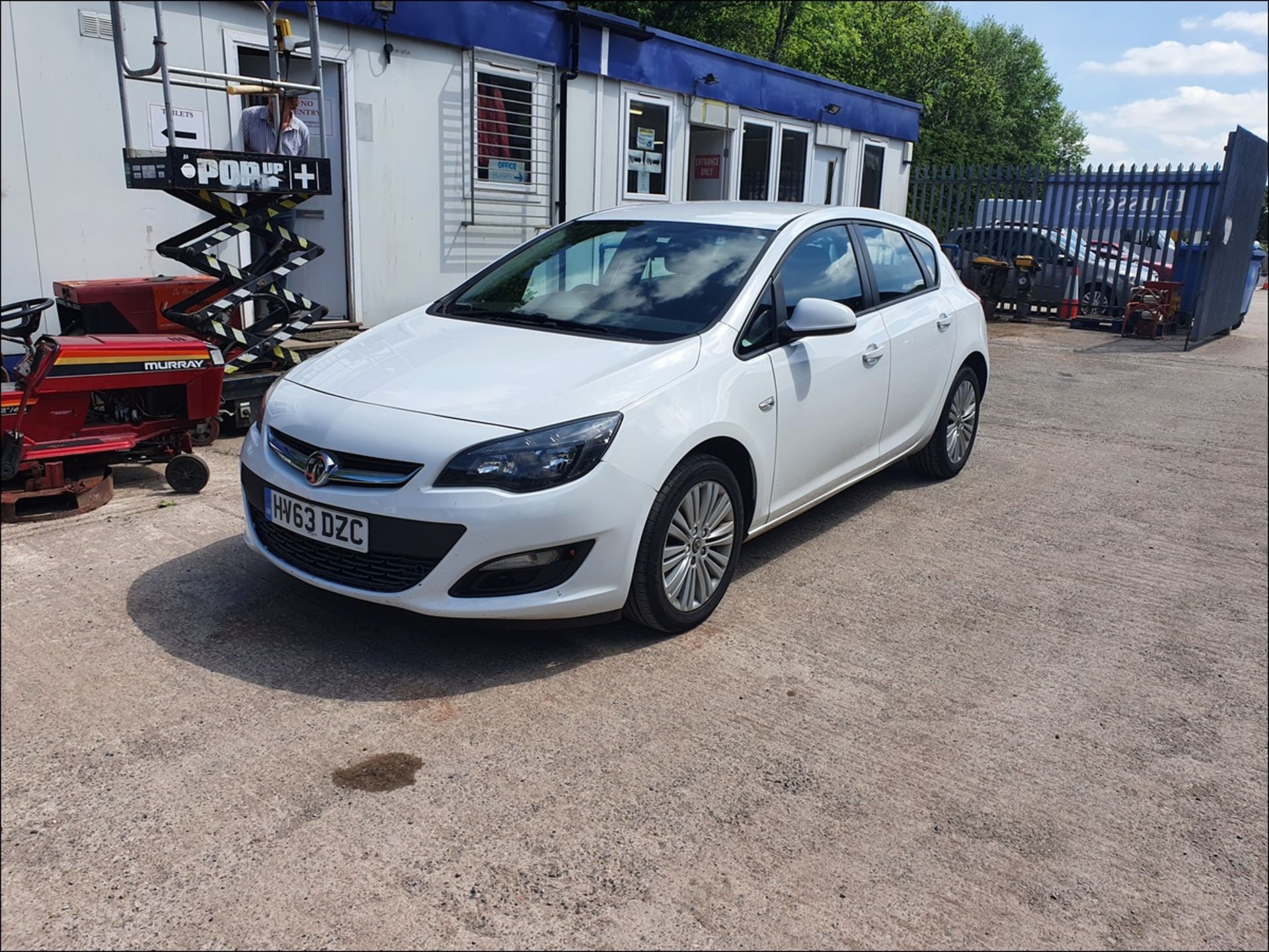 13/63 VAUXHALL ASTRA ENERGY CDTI - 1686cc 5dr Hatchback (White, 152k) - Image 2 of 15