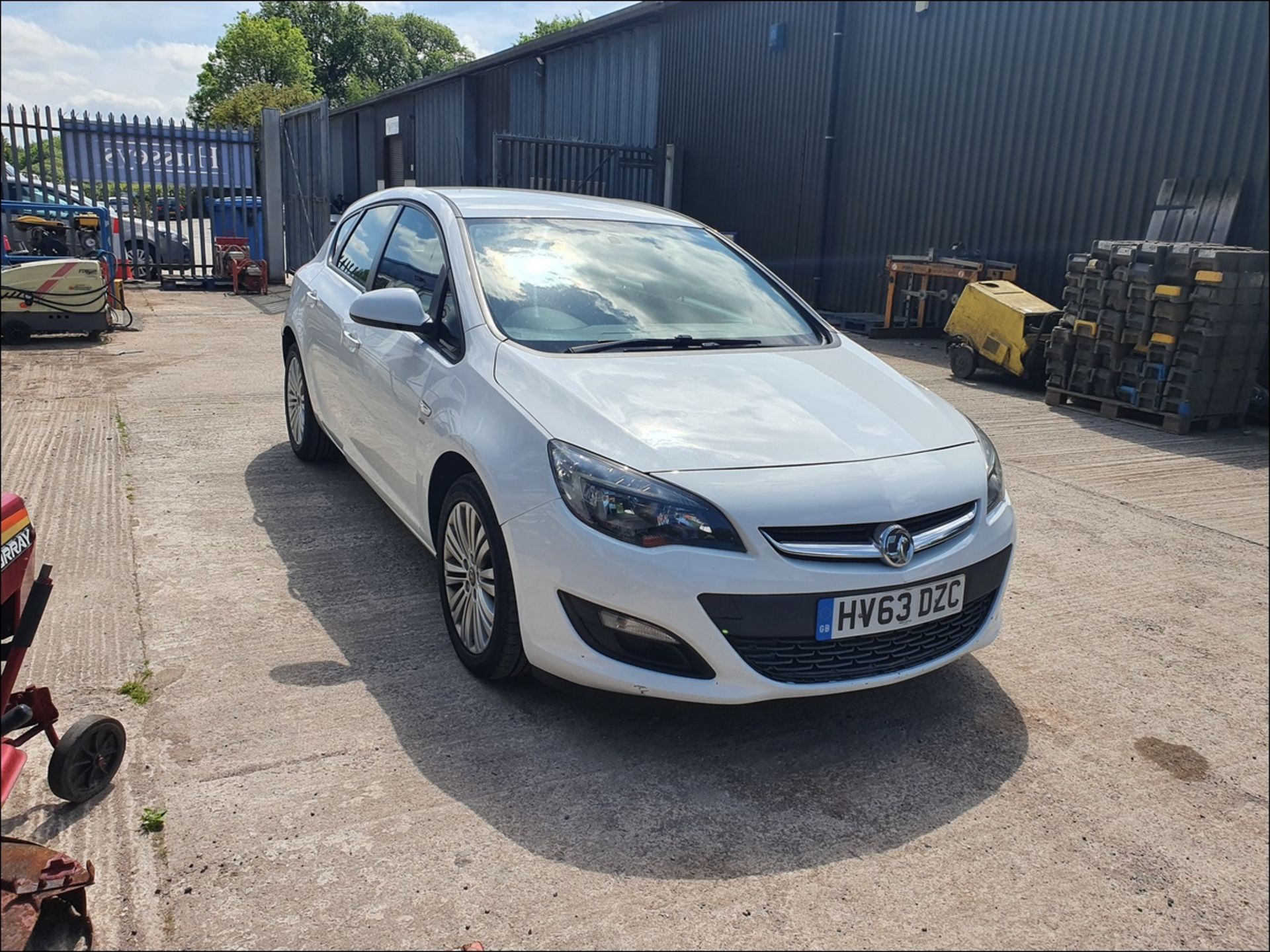 13/63 VAUXHALL ASTRA ENERGY CDTI - 1686cc 5dr Hatchback (White, 152k) - Image 14 of 15