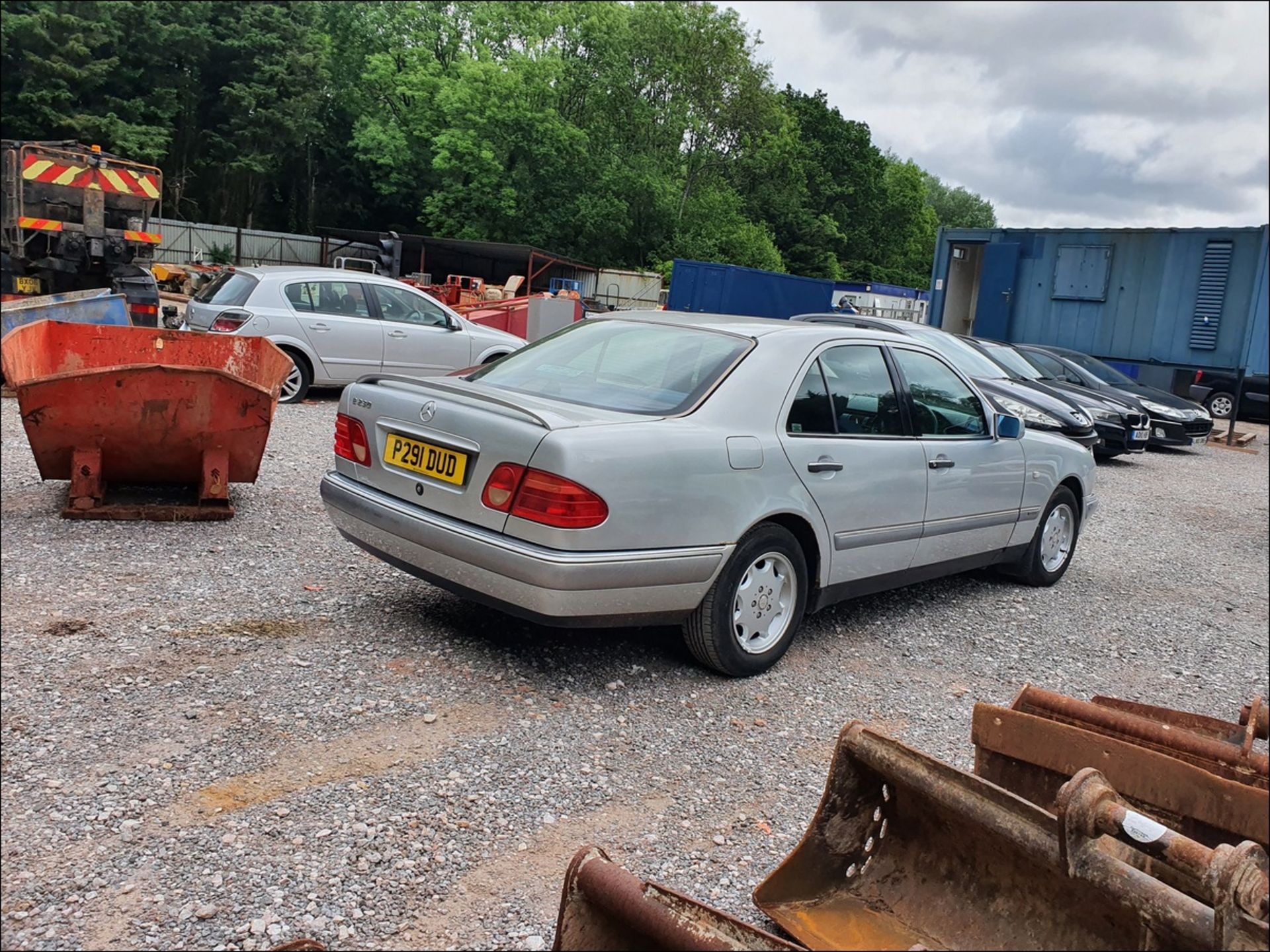 1996 MERCEDES E230 ELEGANCE A - 2295cc 4dr Saloon (Silver, 54k) - Image 4 of 13