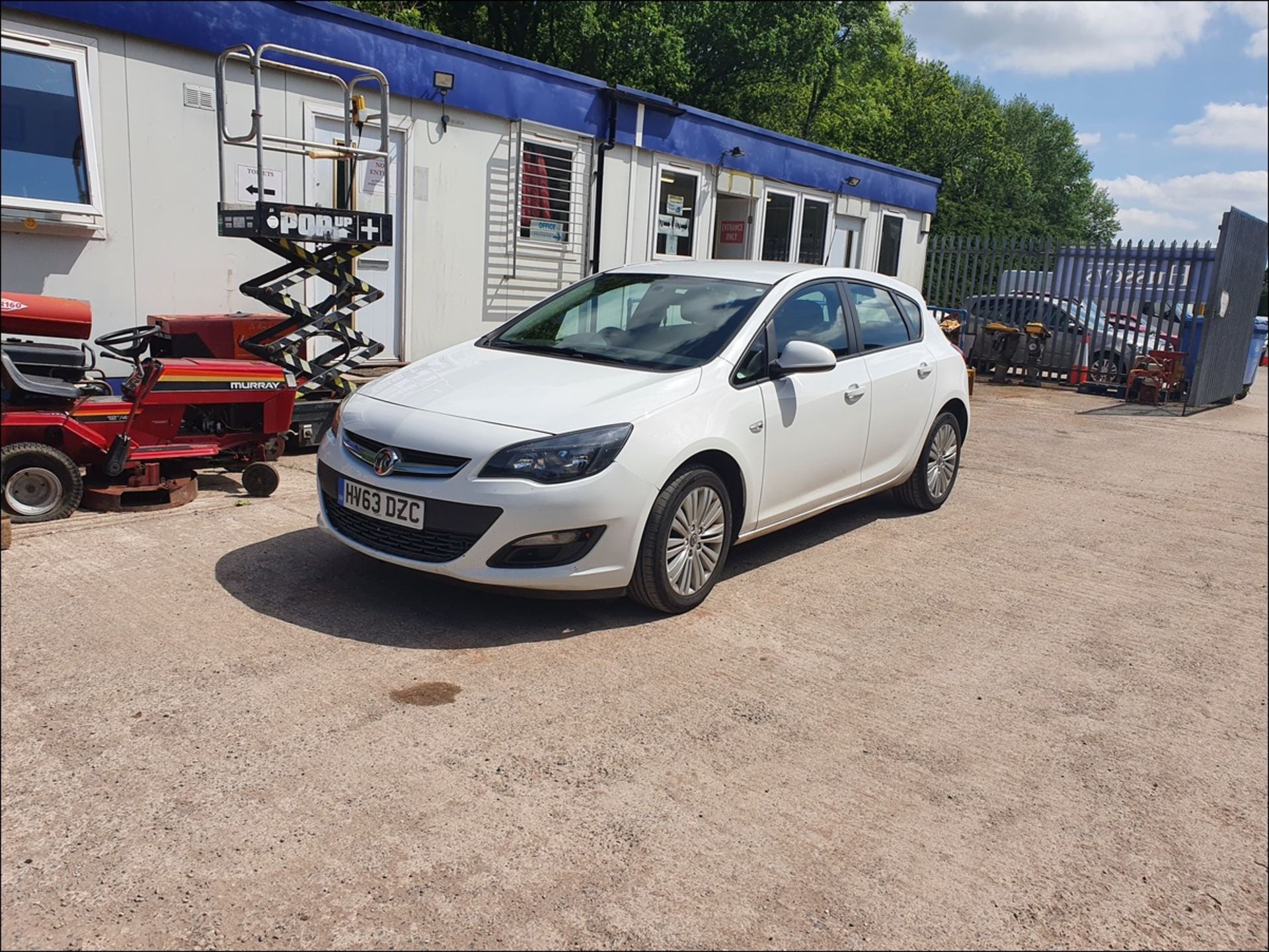 13/63 VAUXHALL ASTRA ENERGY CDTI - 1686cc 5dr Hatchback (White, 152k) - Image 3 of 15