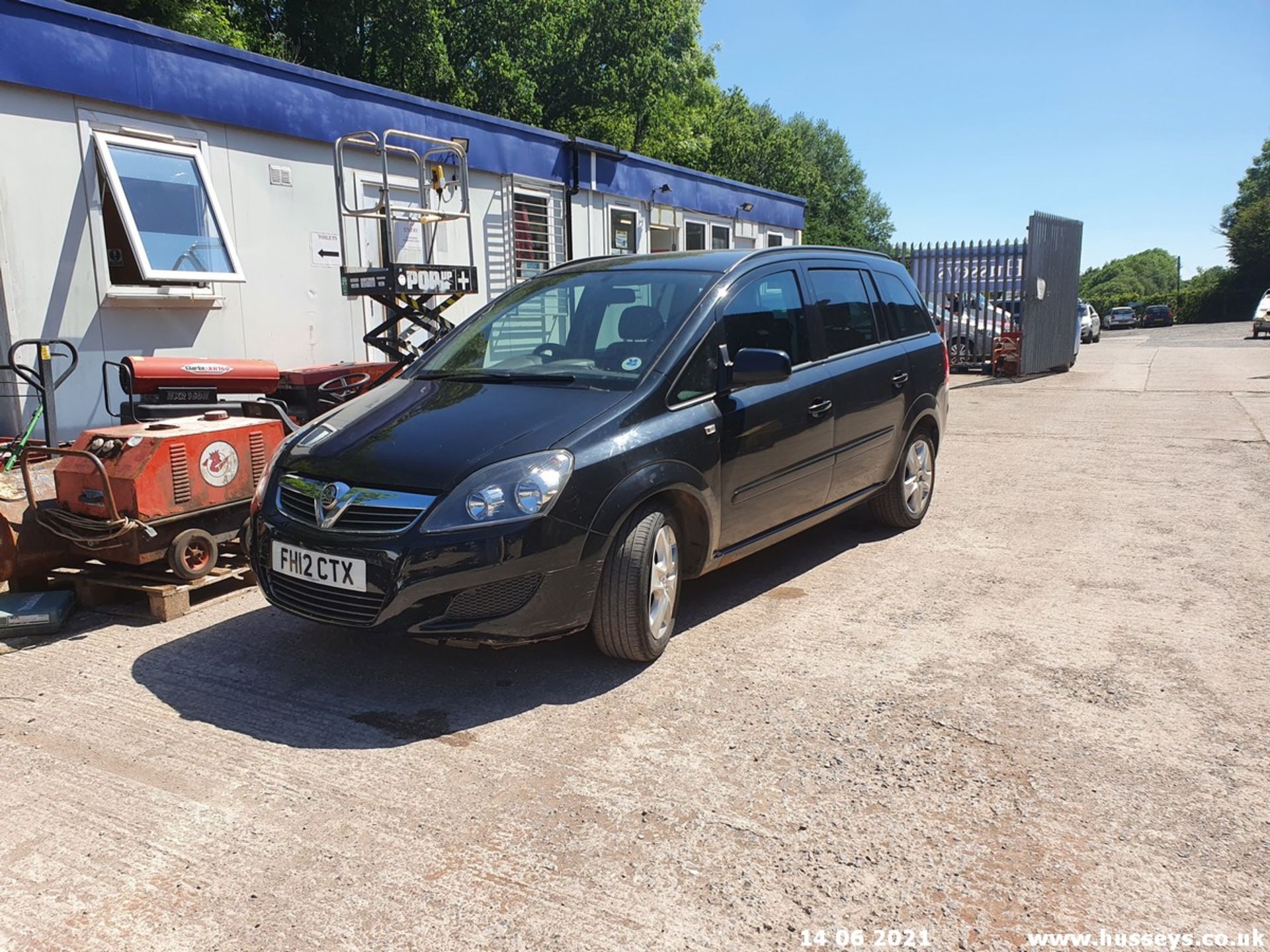 12/12 VAUXHALL ZAFIRA EXCLUSIV - 1598cc 5dr MPV (Black) - Image 4 of 15