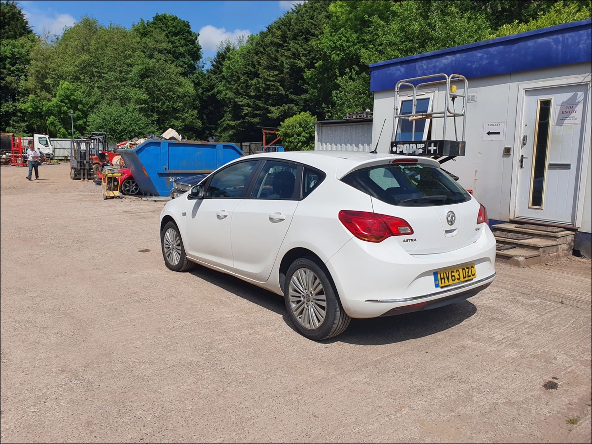 13/63 VAUXHALL ASTRA ENERGY CDTI - 1686cc 5dr Hatchback (White, 152k) - Image 6 of 15