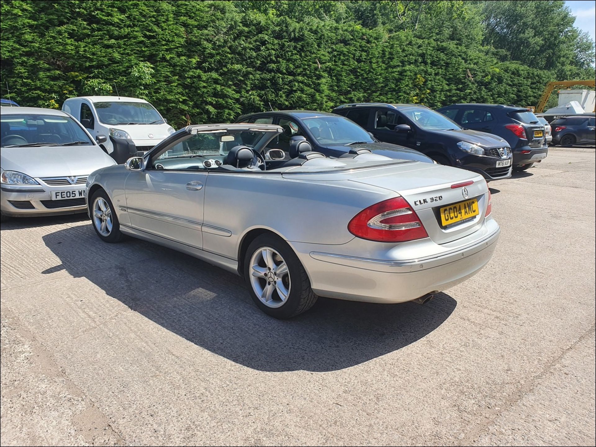 04/04 MERCEDES CLK 320 AVANTGARDE AUTO - 3199cc 2dr Convertible (Silver, 112k) - Image 3 of 8