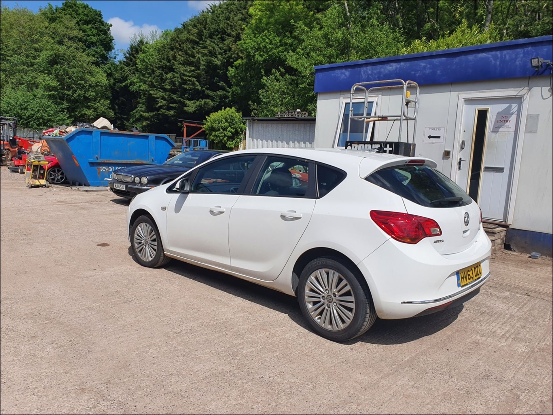 13/63 VAUXHALL ASTRA ENERGY CDTI - 1686cc 5dr Hatchback (White, 152k) - Image 5 of 15