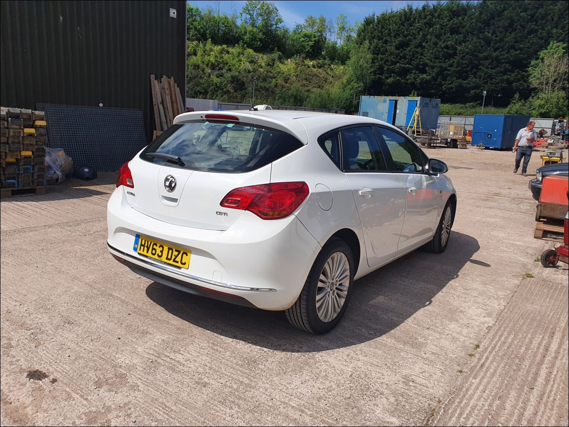 13/63 VAUXHALL ASTRA ENERGY CDTI - 1686cc 5dr Hatchback (White, 152k) - Image 7 of 15