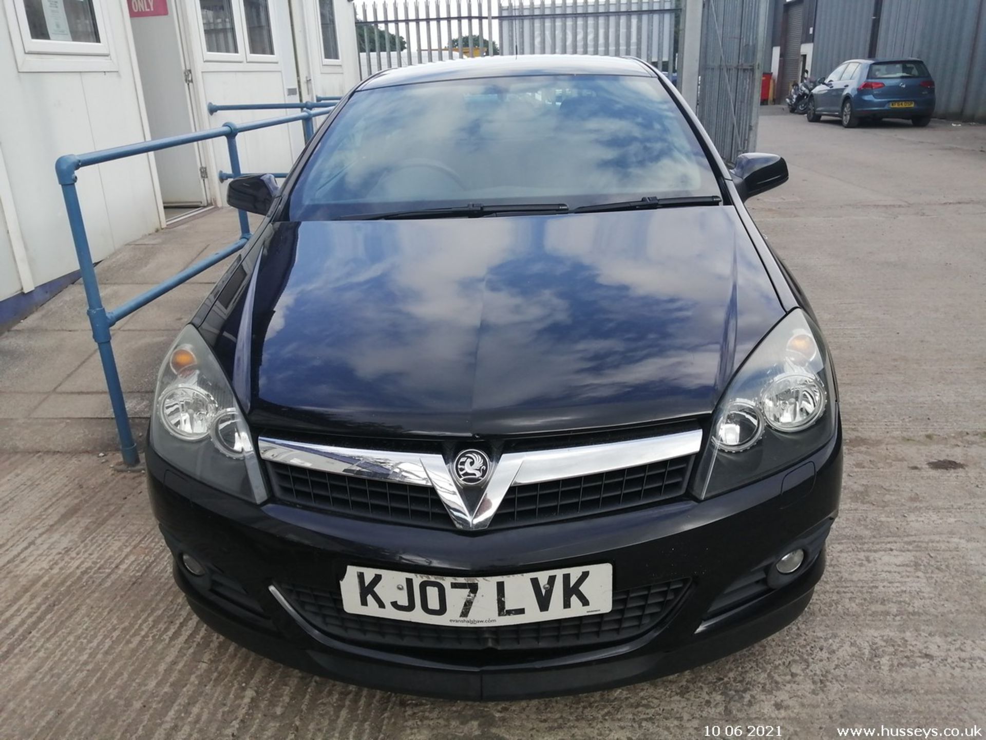 07/07 VAUXHALL ASTRA SXI - 1598cc 3dr Hatchback (Black, 89k) - Image 2 of 12