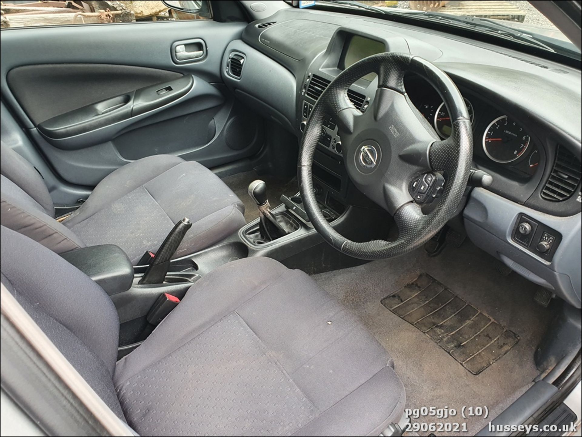 05/05 NISSAN ALMERA SE - 1497cc 5dr Hatchback (Silver) - Image 10 of 12