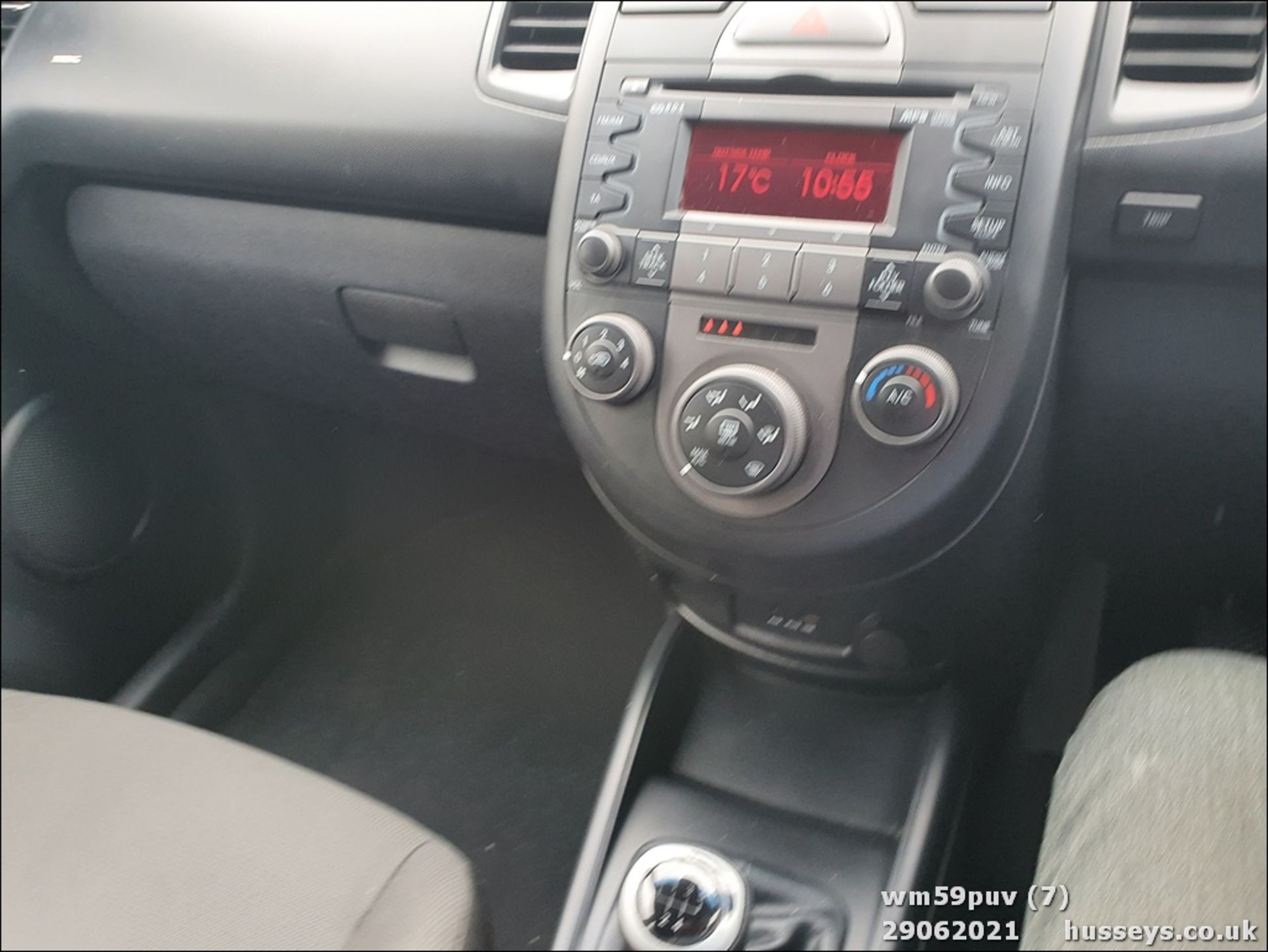 10/59 KIA SOUL 2 CRDI - 1582cc 5dr Hatchback (Orange, 72k) - Image 7 of 15