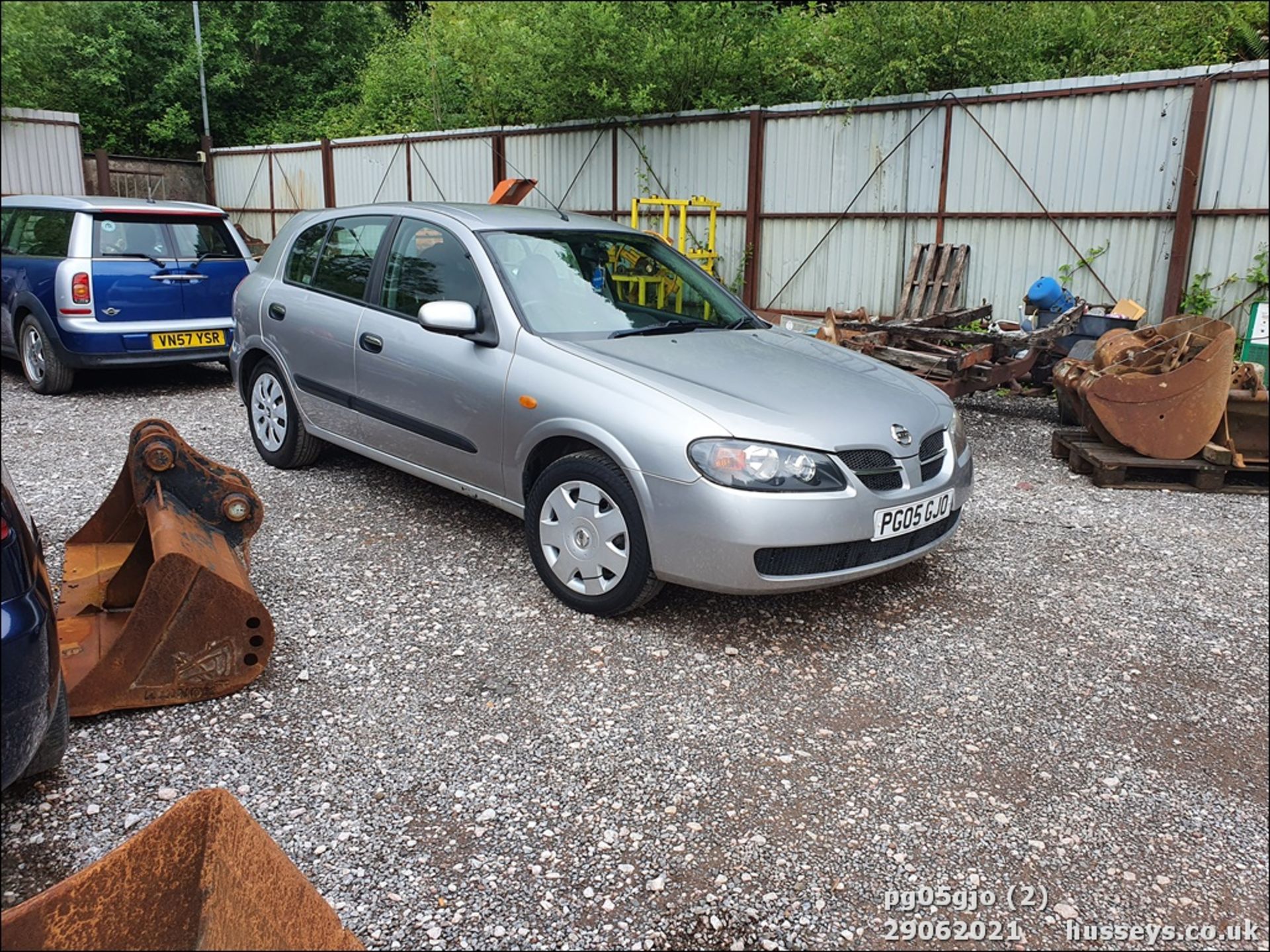 05/05 NISSAN ALMERA SE - 1497cc 5dr Hatchback (Silver) - Image 2 of 12