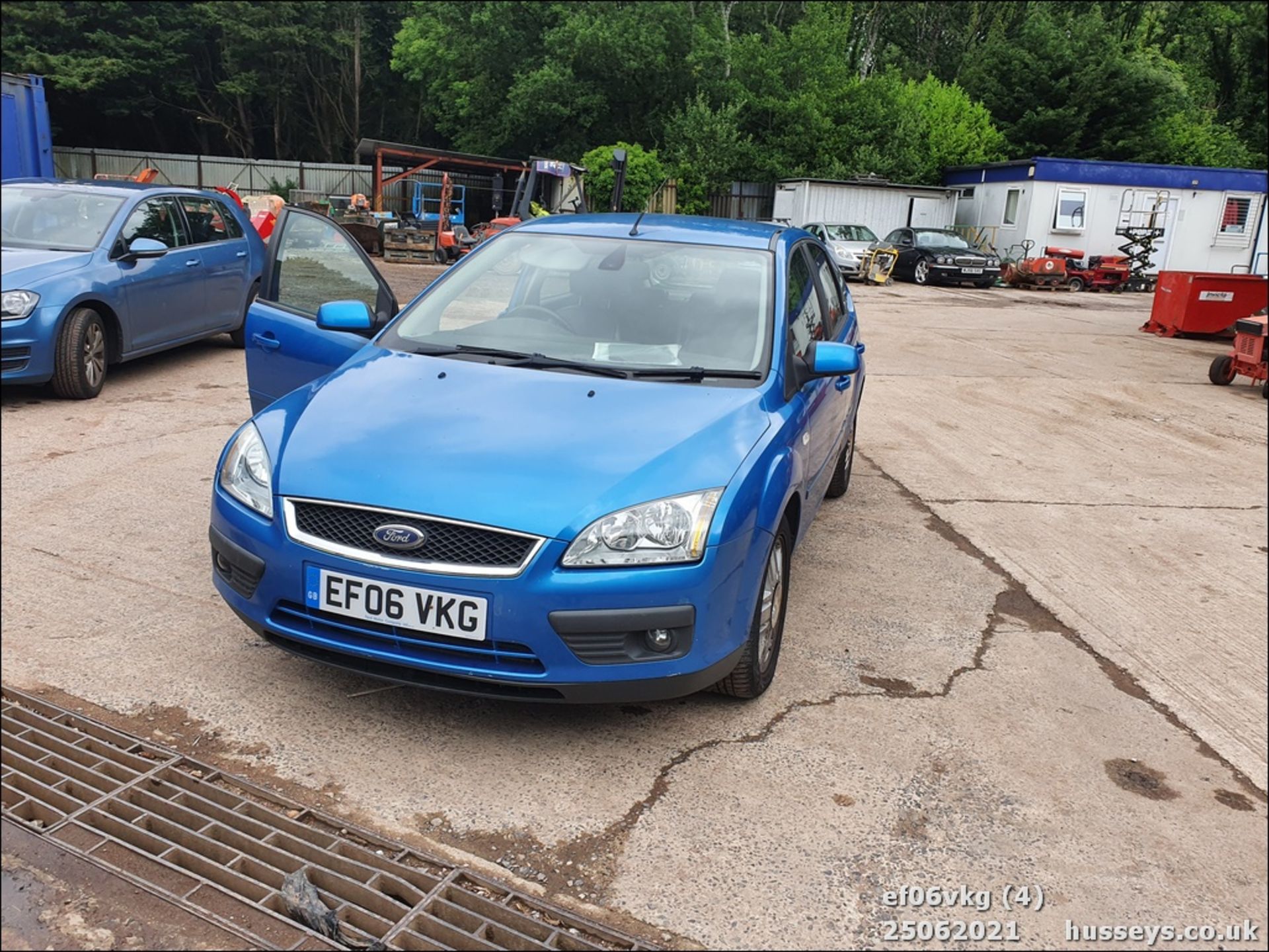 06/06 FORD FOCUS GHIA TDCI - 1753cc 5dr Hatchback (Blue, 127k) - Image 4 of 18