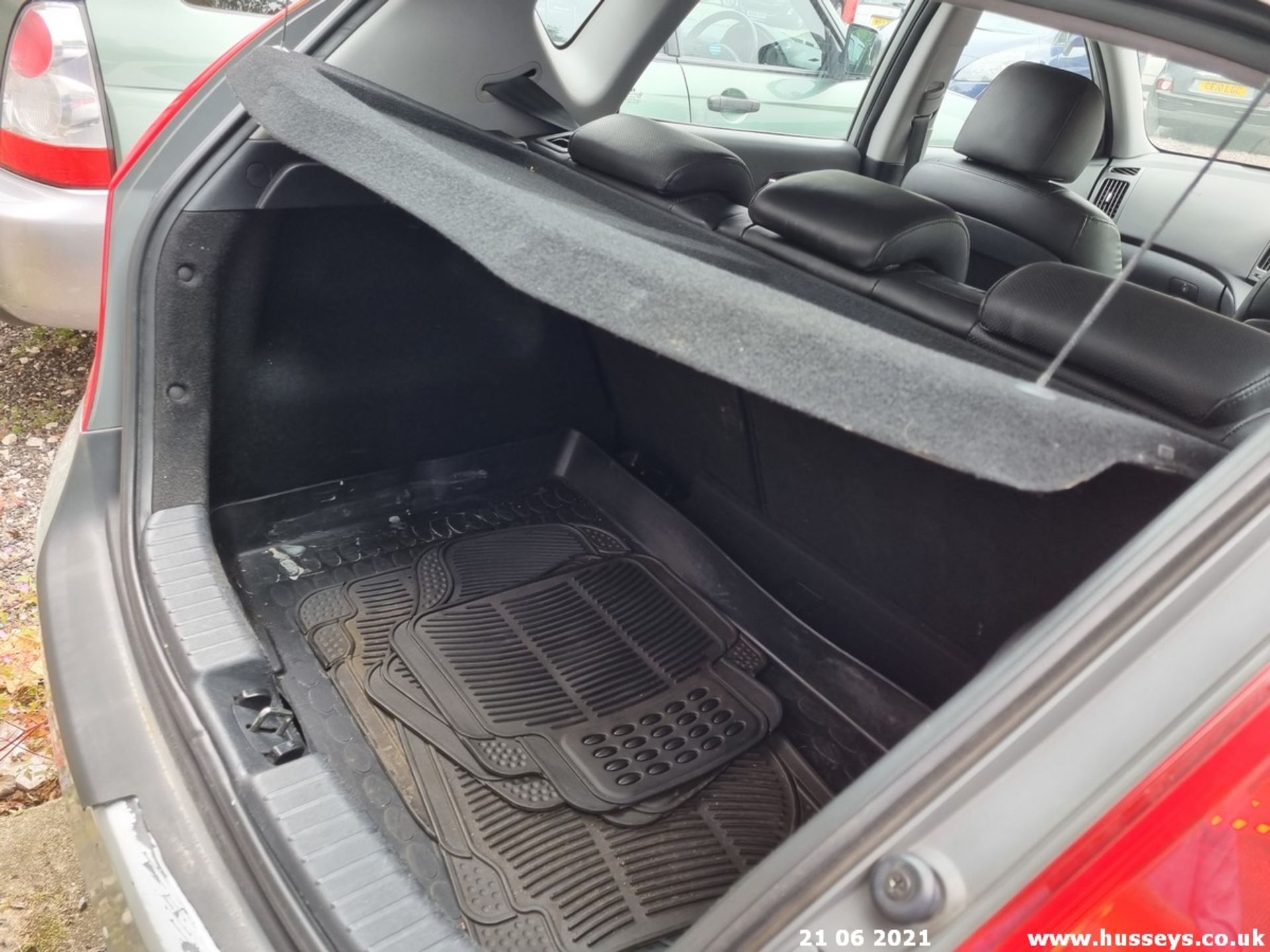 07/57 HYUNDAI I30 PREMIUM CRDI - 1582cc 5dr Hatchback (Silver, 104k) - Image 12 of 13