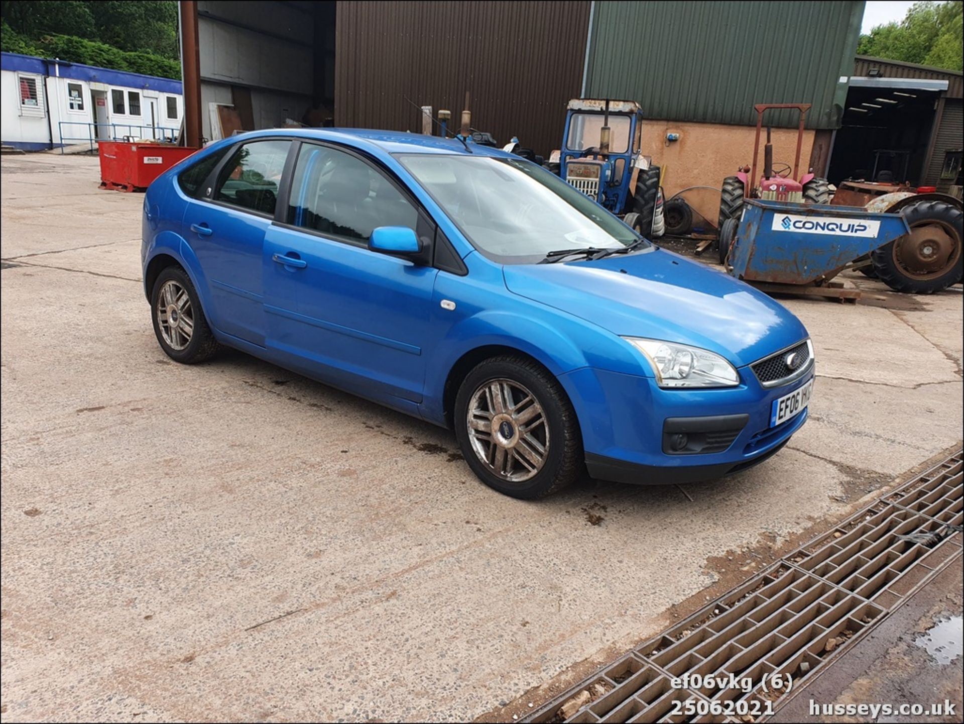 06/06 FORD FOCUS GHIA TDCI - 1753cc 5dr Hatchback (Blue, 127k) - Image 6 of 18