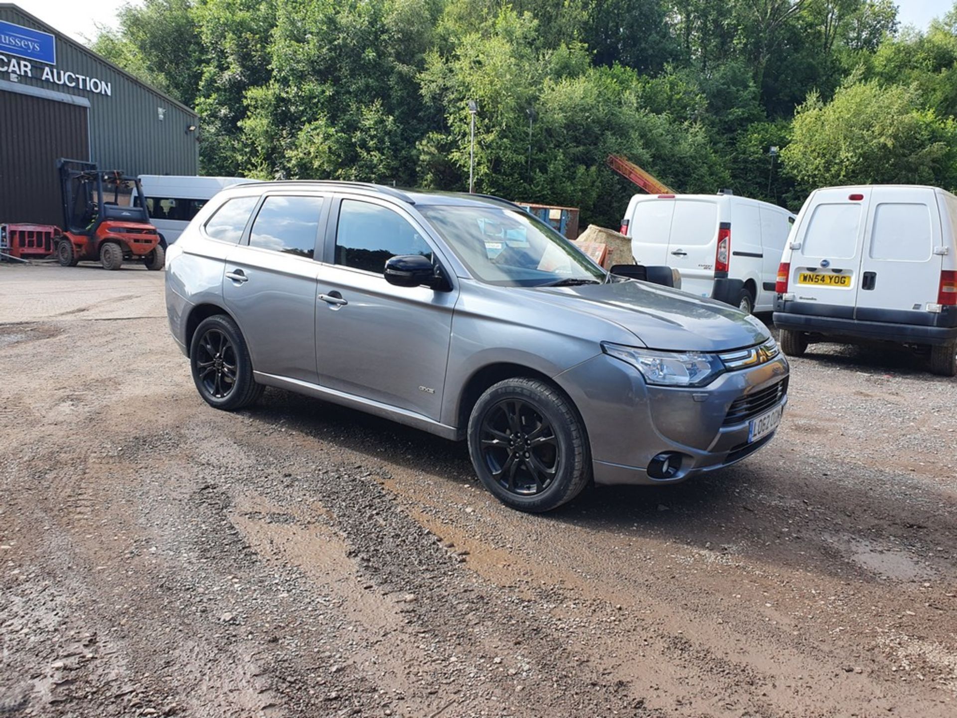 13/62 MITSUBISHI OUTLANDER GX 5 DI-D AUTO - 2268cc 5dr Estate (Grey, 68k) - Image 2 of 21