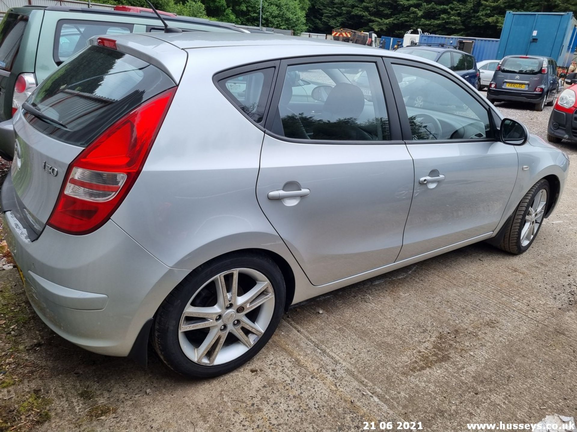 07/57 HYUNDAI I30 PREMIUM CRDI - 1582cc 5dr Hatchback (Silver, 104k) - Image 7 of 13