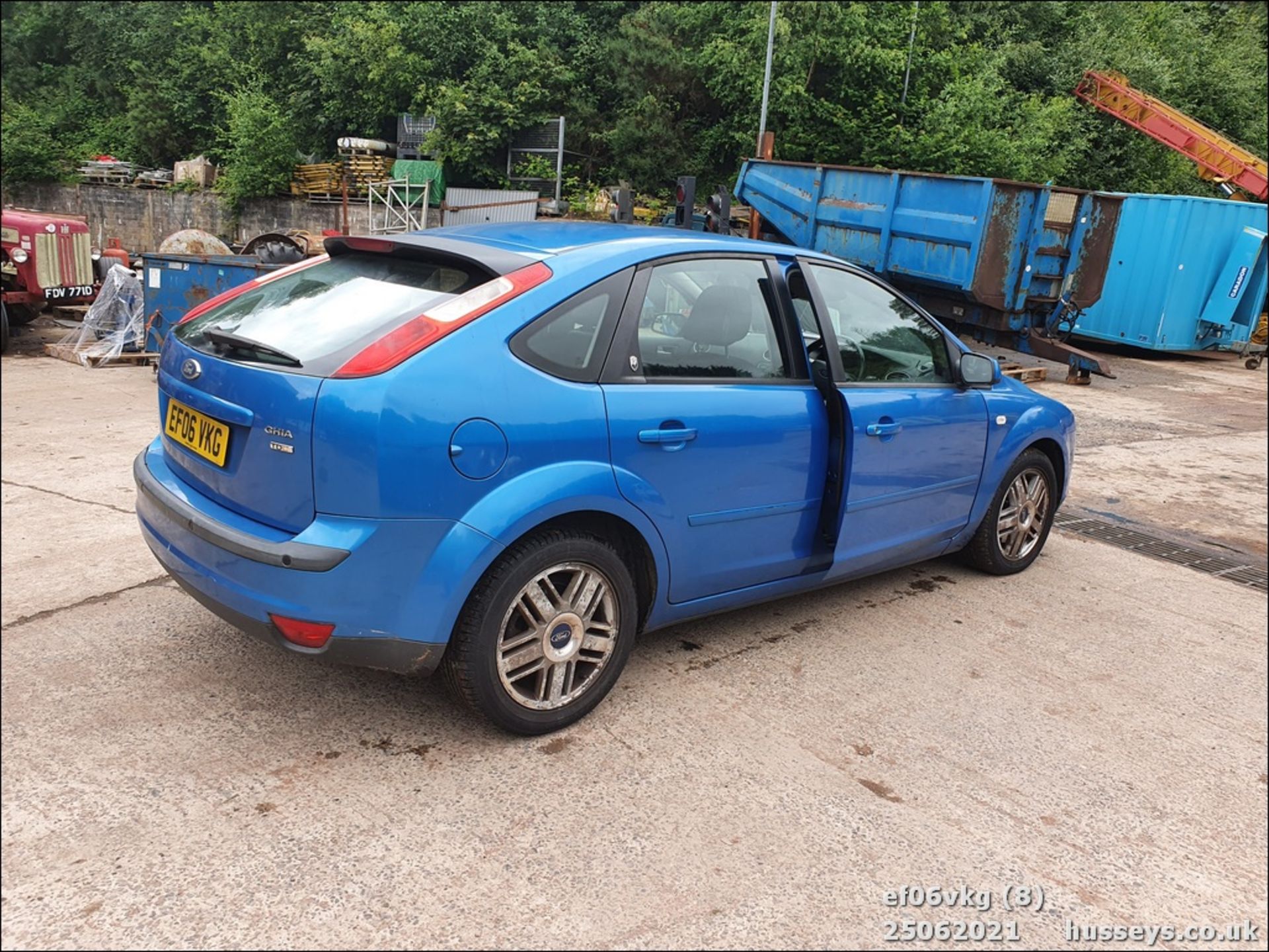 06/06 FORD FOCUS GHIA TDCI - 1753cc 5dr Hatchback (Blue, 127k) - Image 8 of 18