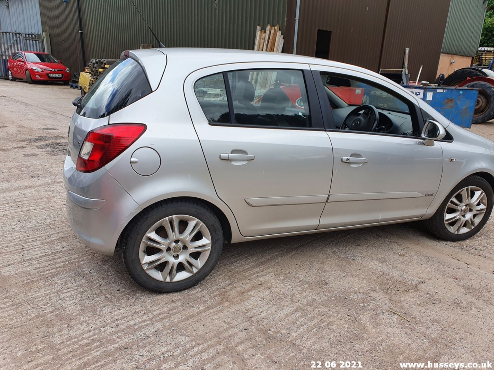 07/57 VAUXHALL CORSA DESIGN - 1364cc 5dr Hatchback (Silver) - Image 8 of 15