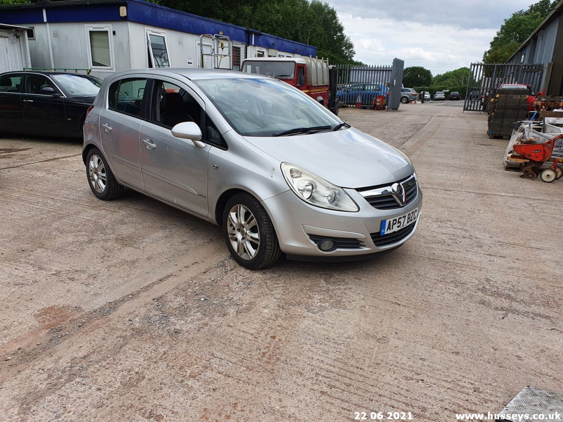 07/57 VAUXHALL CORSA DESIGN - 1364cc 5dr Hatchback (Silver) - Image 2 of 15