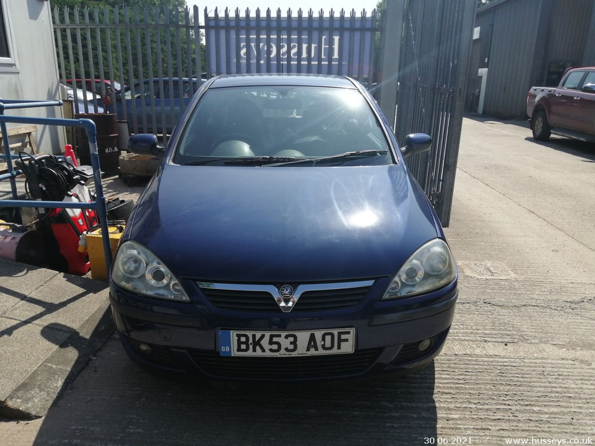 03/53 VAUXHALL CORSA SXI 16V - 1199cc 3dr Hatchback (Blue, 83k) - Image 2 of 13