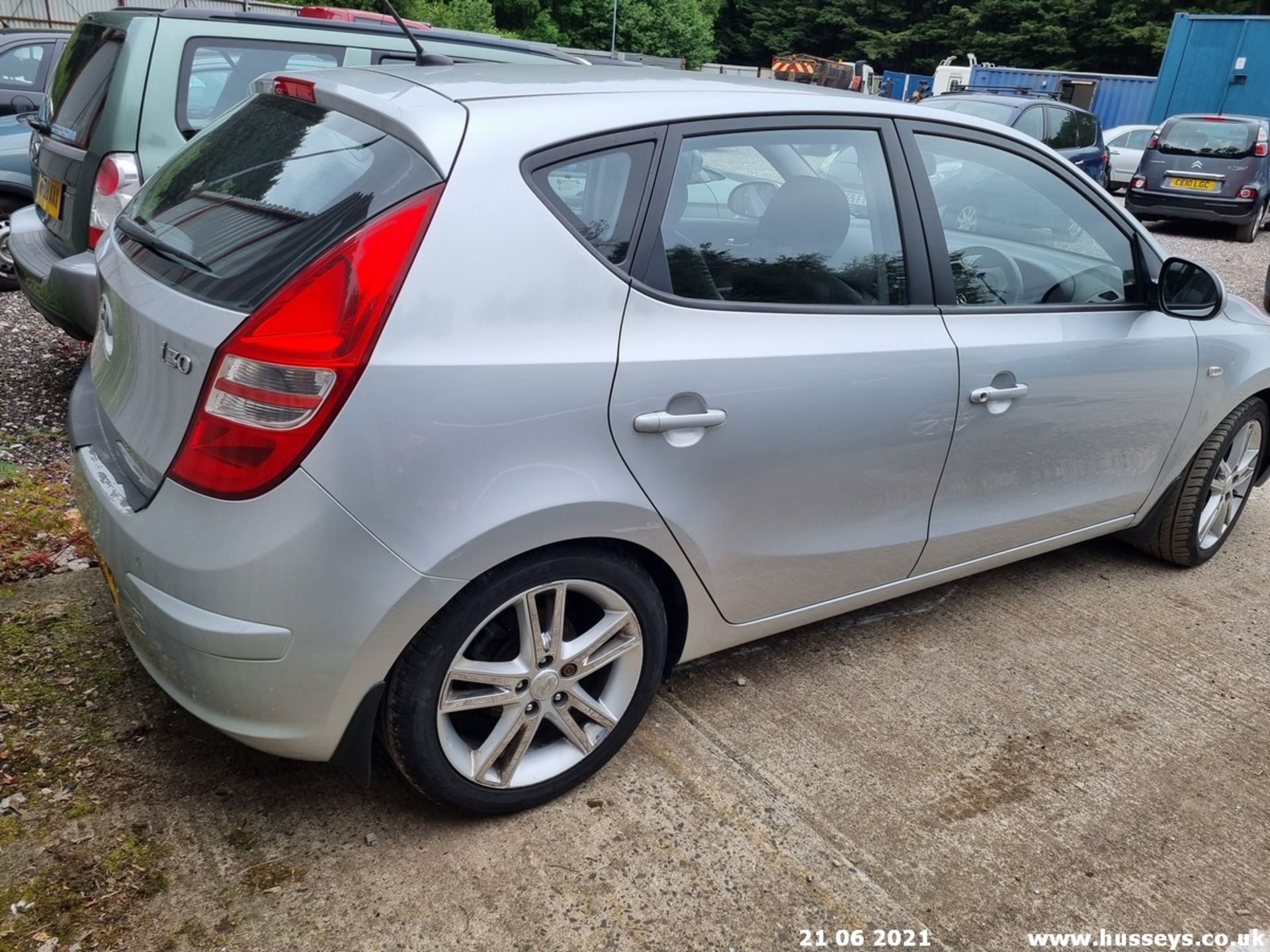 07/57 HYUNDAI I30 PREMIUM CRDI - 1582cc 5dr Hatchback (Silver, 104k) - Image 6 of 13