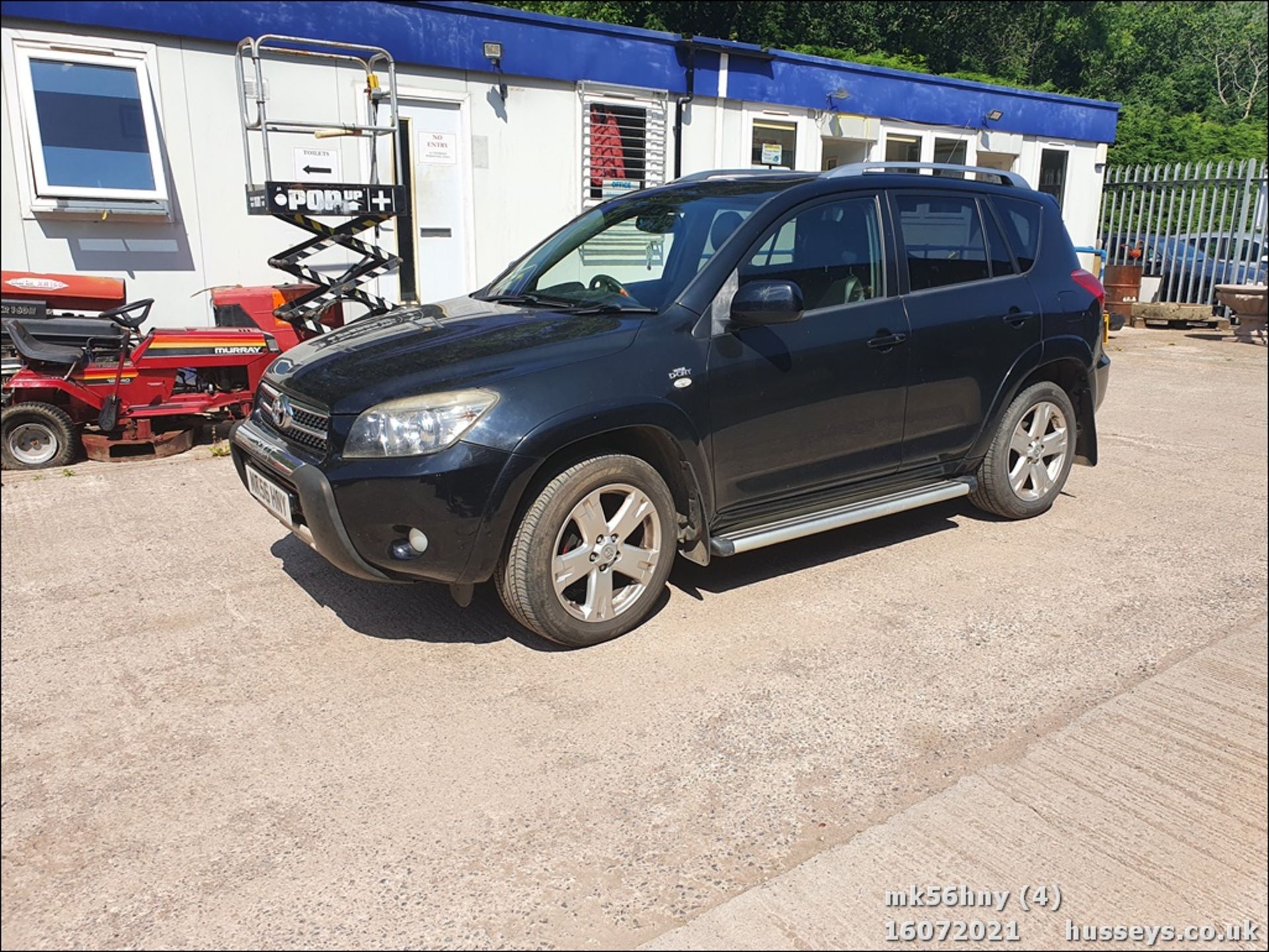 06/56 TOYOTA RAV4 T180 D-4D - 2231cc 5dr Estate (Black, 99k) - Image 5 of 19