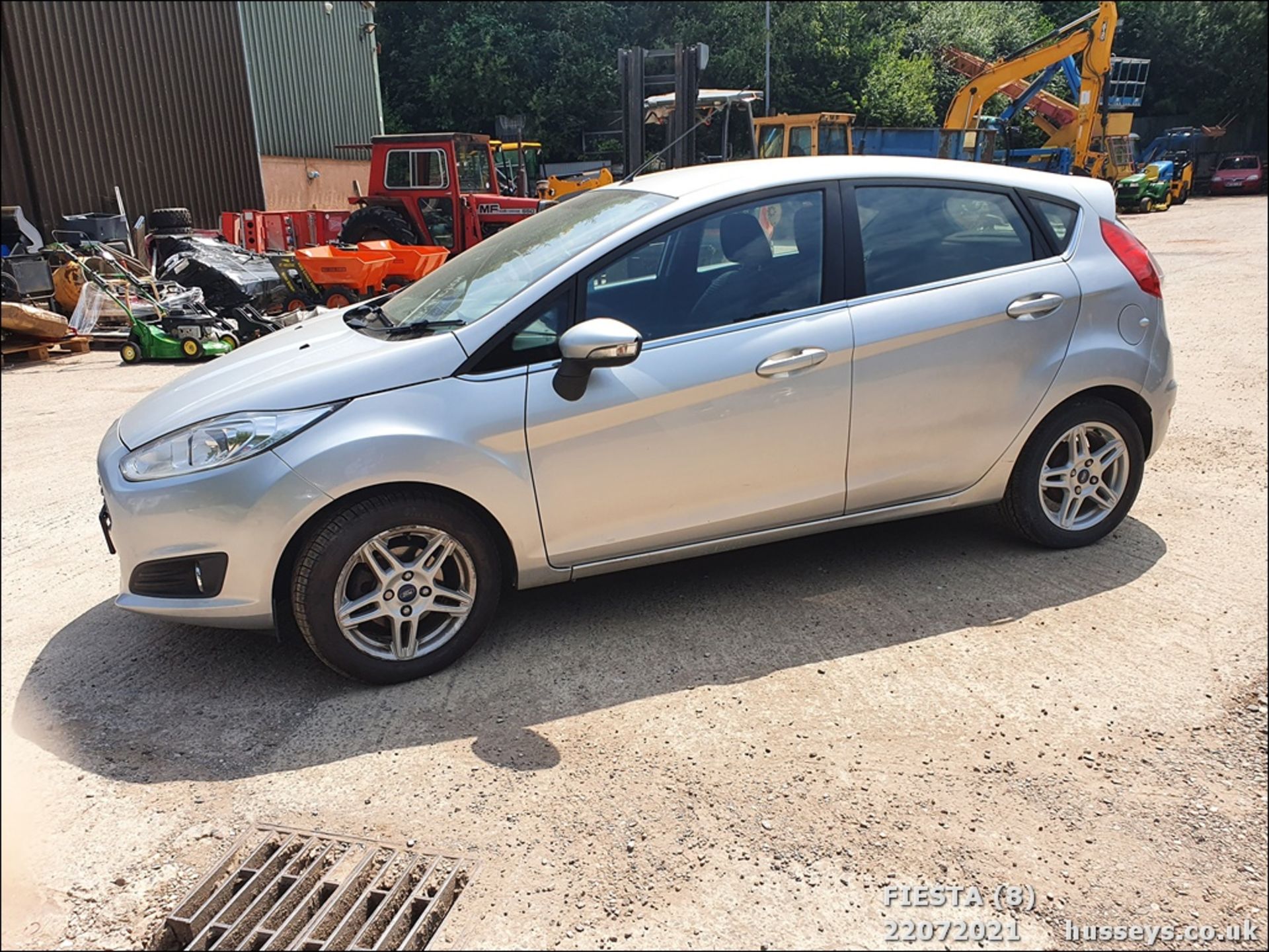 13/63 FORD FIESTA ZETEC - 998cc 5dr Hatchback (Silver, 85k) - Image 9 of 21