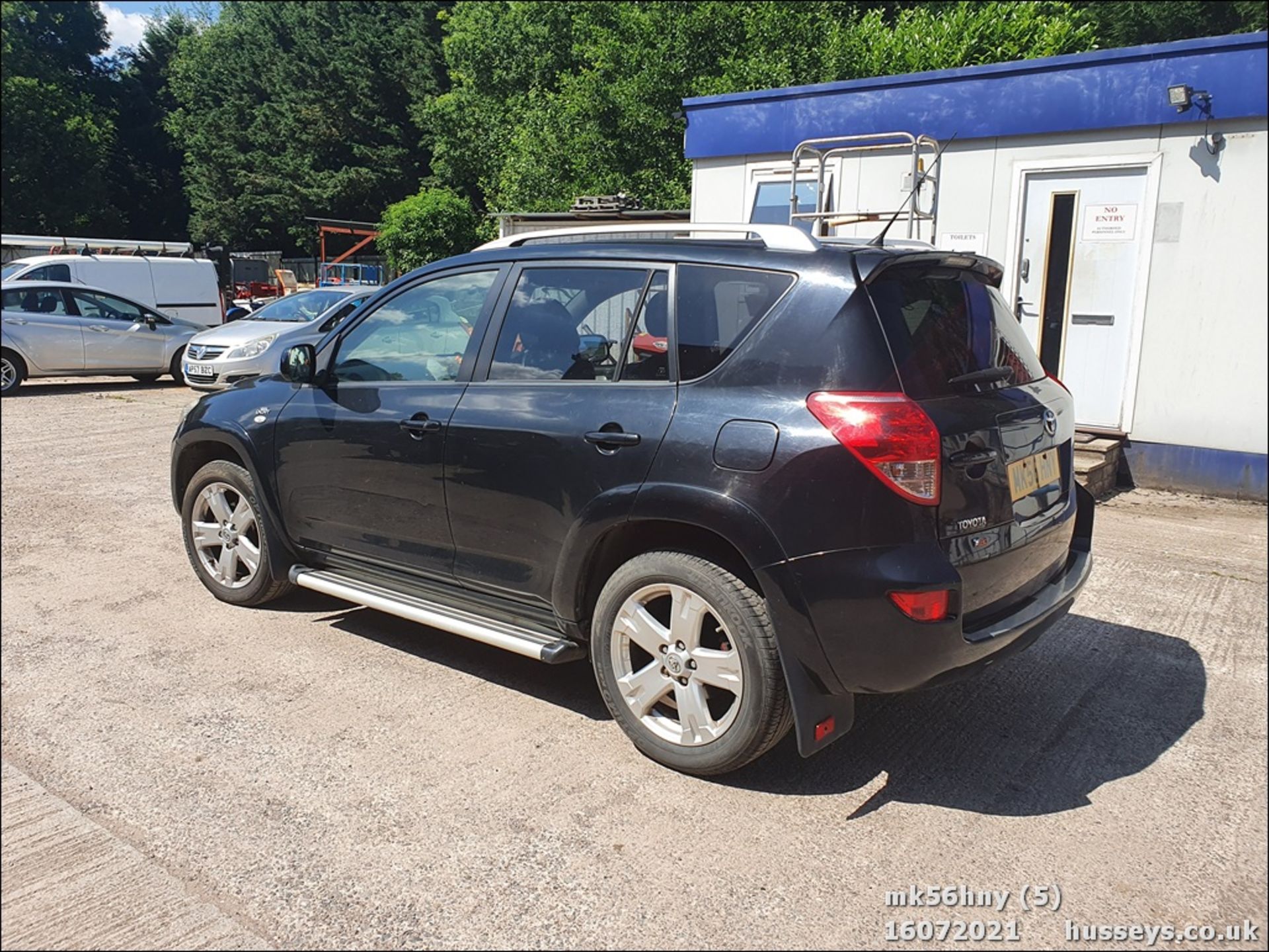 06/56 TOYOTA RAV4 T180 D-4D - 2231cc 5dr Estate (Black, 99k) - Image 6 of 19