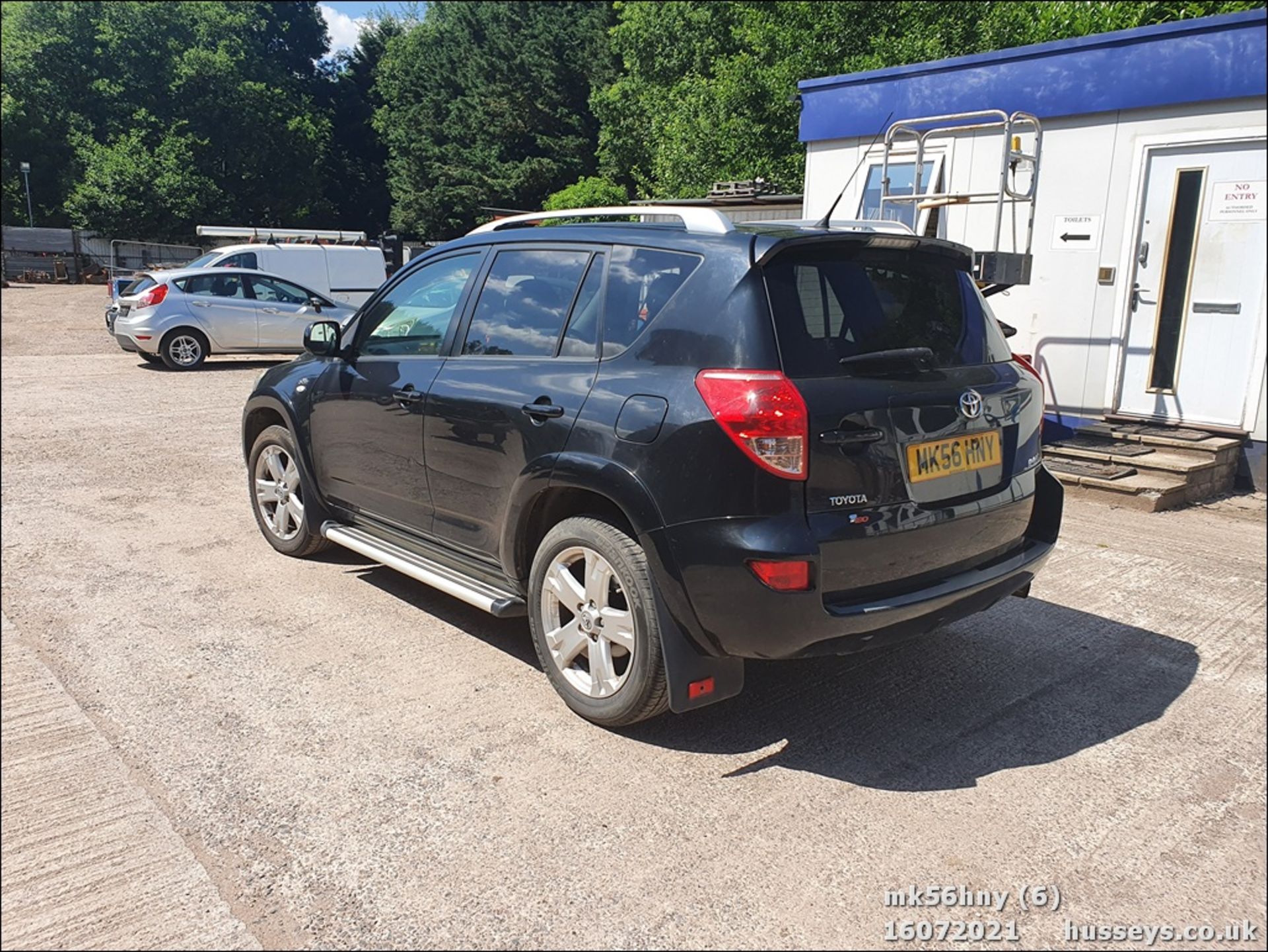 06/56 TOYOTA RAV4 T180 D-4D - 2231cc 5dr Estate (Black, 99k) - Image 7 of 19