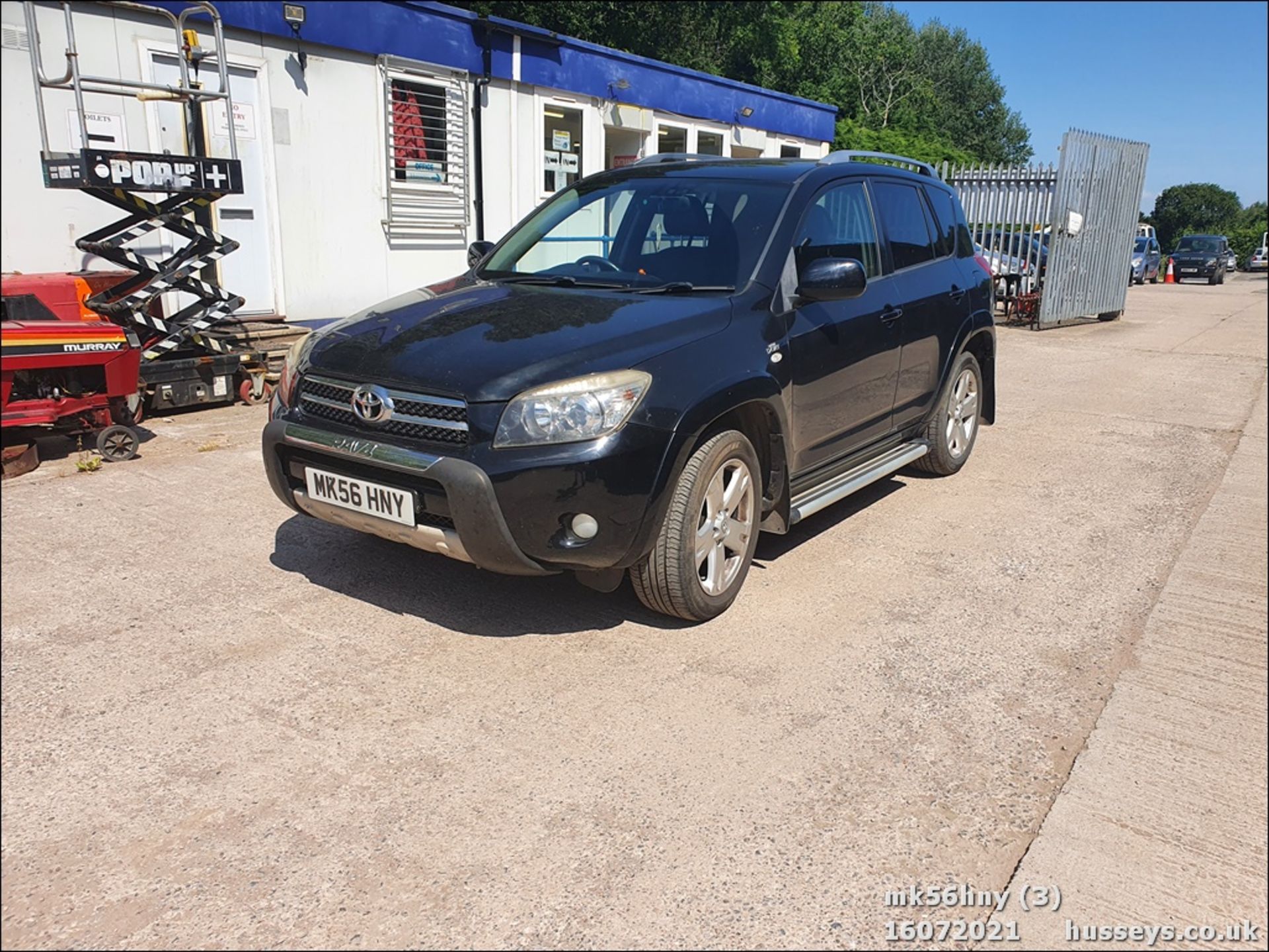 06/56 TOYOTA RAV4 T180 D-4D - 2231cc 5dr Estate (Black, 99k) - Image 4 of 19