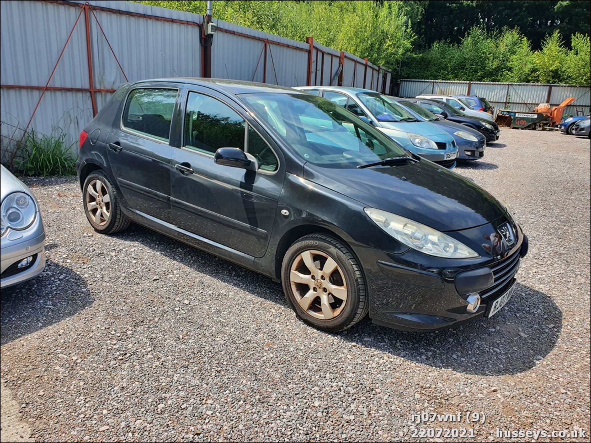 07/07 PEUGEOT 307 S SEMI-AUTO - 1587cc 5dr Hatchback (Black, 39k) - Image 2 of 10