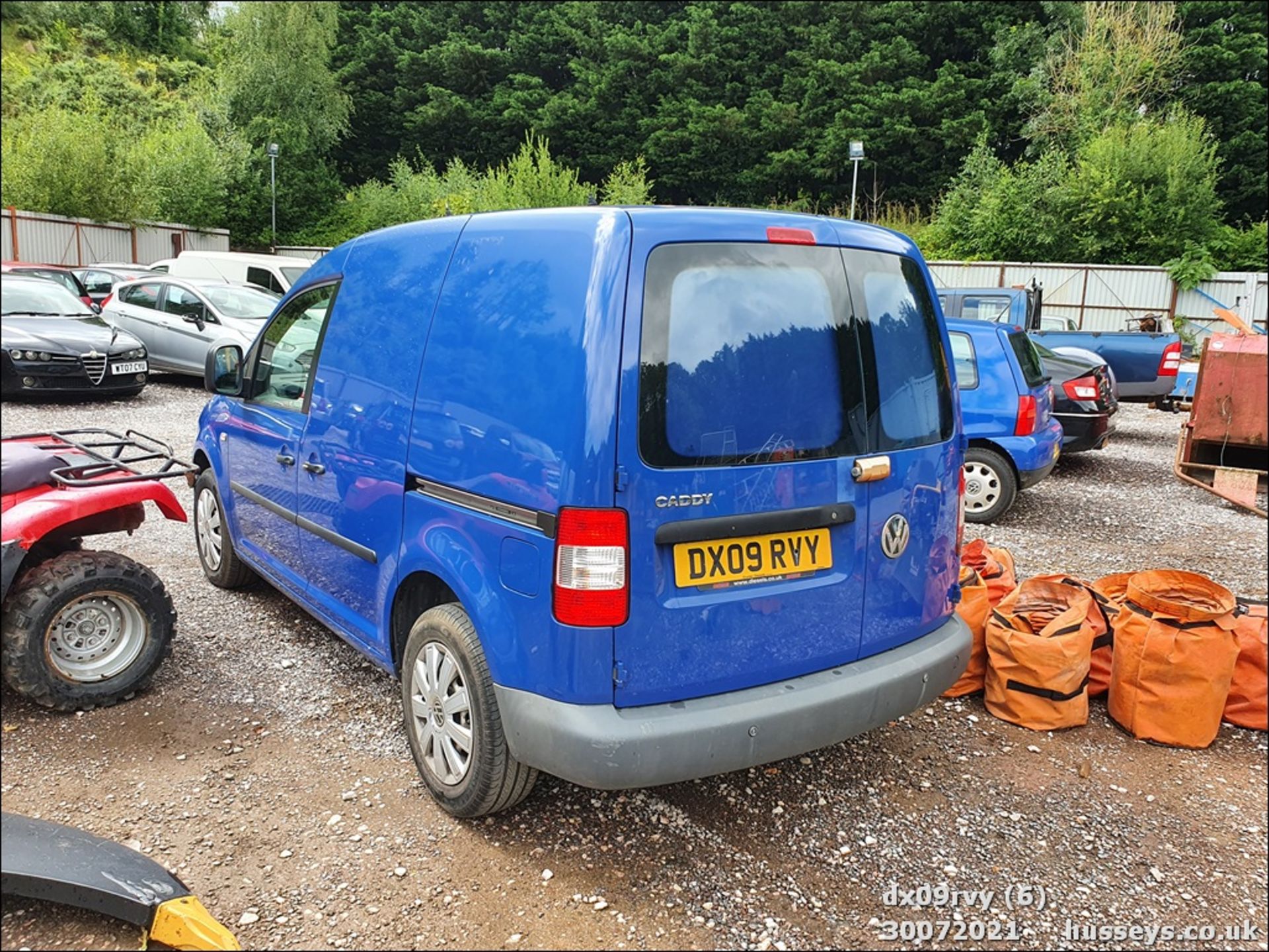 09/09 VOLKSWAGEN CADDY C20 PLUS SDI - 1968cc 2dr Van (Blue, 99k) - Image 6 of 11