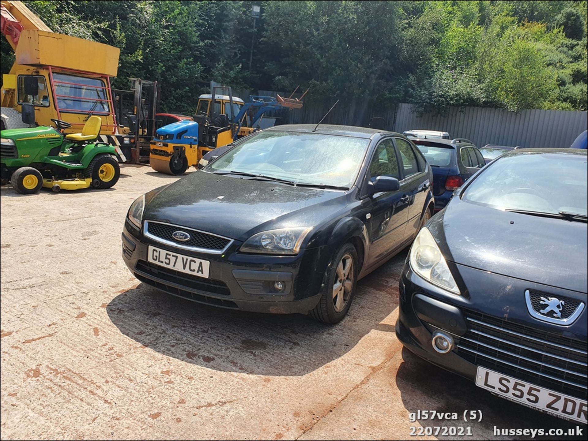 08/57 FORD FOCUS ZETEC CLIMATE 116 - 1596cc 5dr Hatchback (Black, 121k) - Image 5 of 14