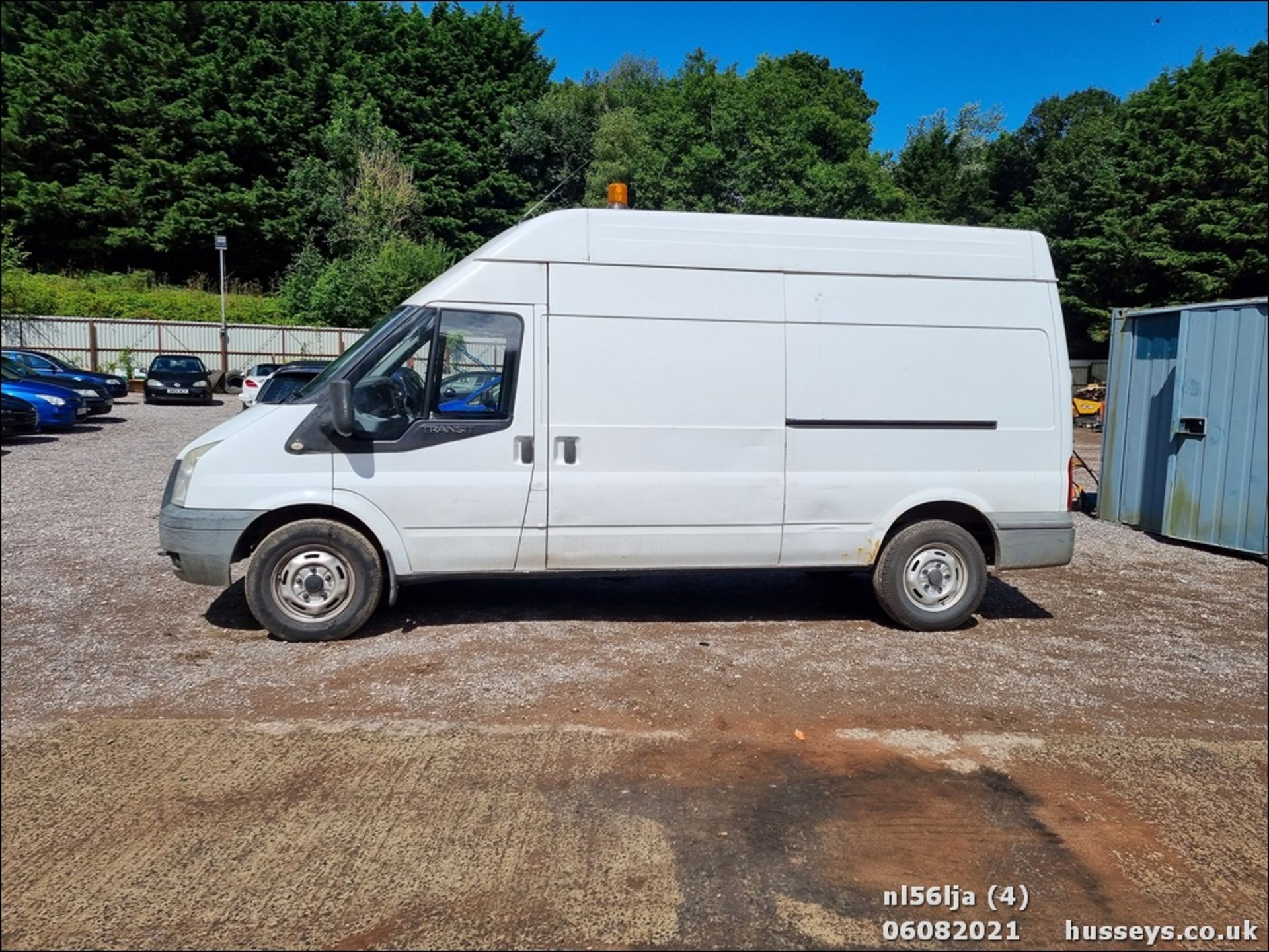 06/56 FORD TRANSIT 100 T350L RWD - 2402cc Van (White, 170k) - Image 4 of 12