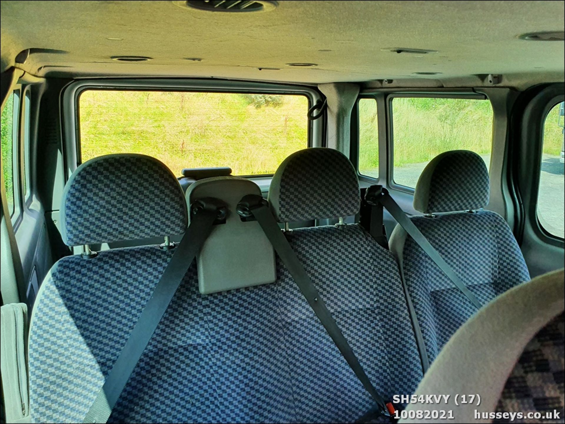 04/54 FORD TOURNEO GLX 280 SWB - 1998cc Minibus (Silver) - Image 17 of 18