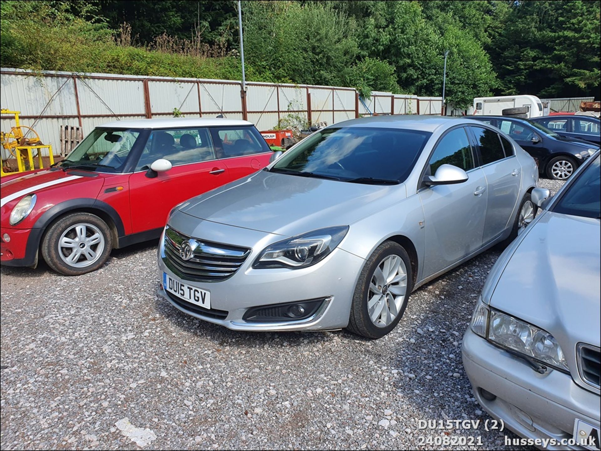 15/15 VAUXHALL INSIGNIA SRI NAV CDTI AUT - 1956cc 5dr Hatchback (Silver) - Image 2 of 16