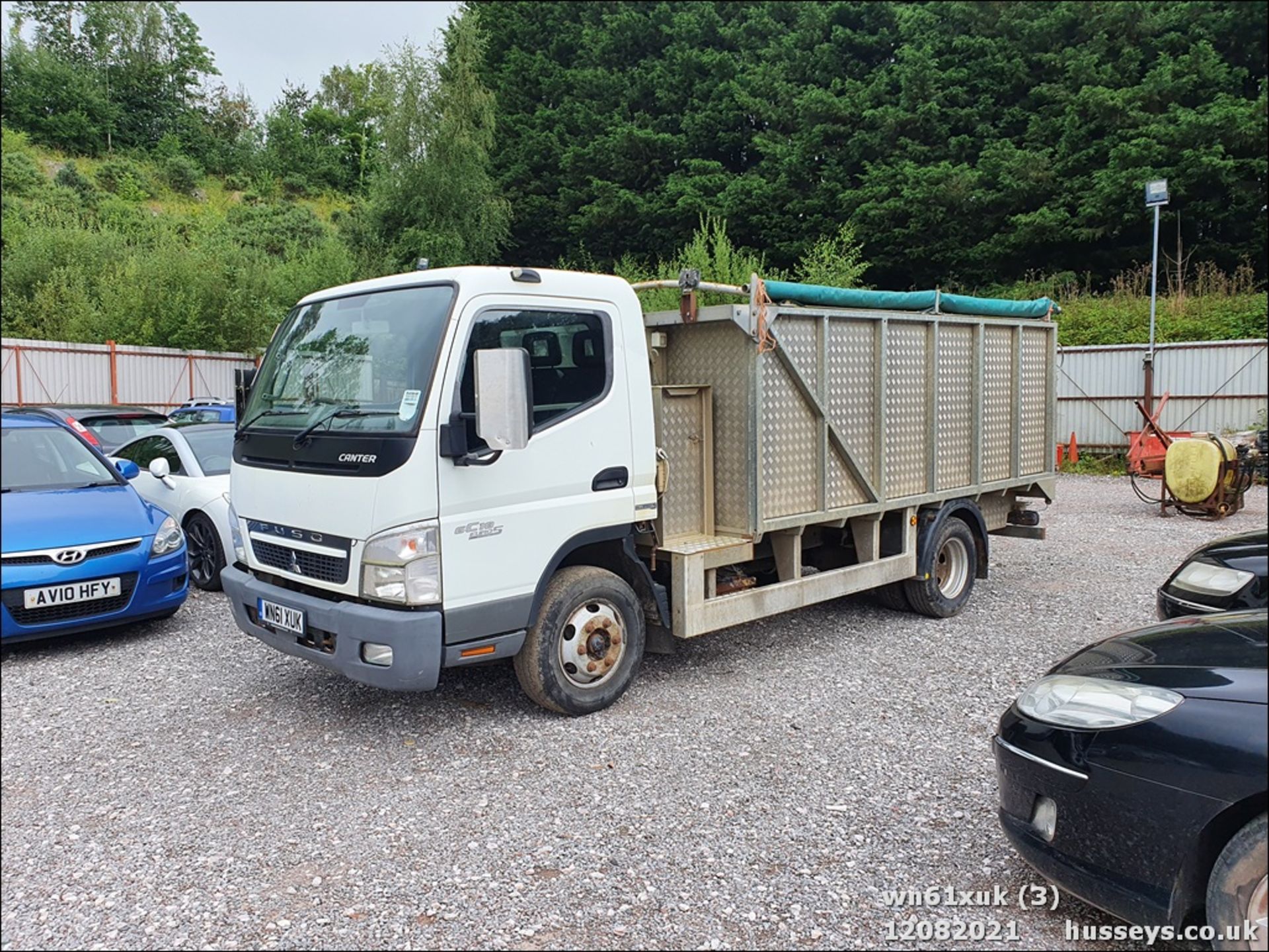 12/61 MITSUBISHI FUSO CANTER FALLEN STOCK TRUCK - 2998cc 2dr (White, 187k) - Image 2 of 5