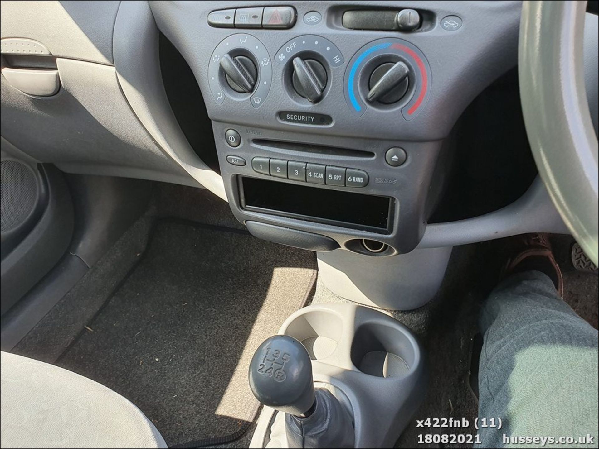 2001 TOYOTA YARIS CDX FREE-TRONIC - 998cc 5dr Hatchback (Silver, 77k) - Image 11 of 16
