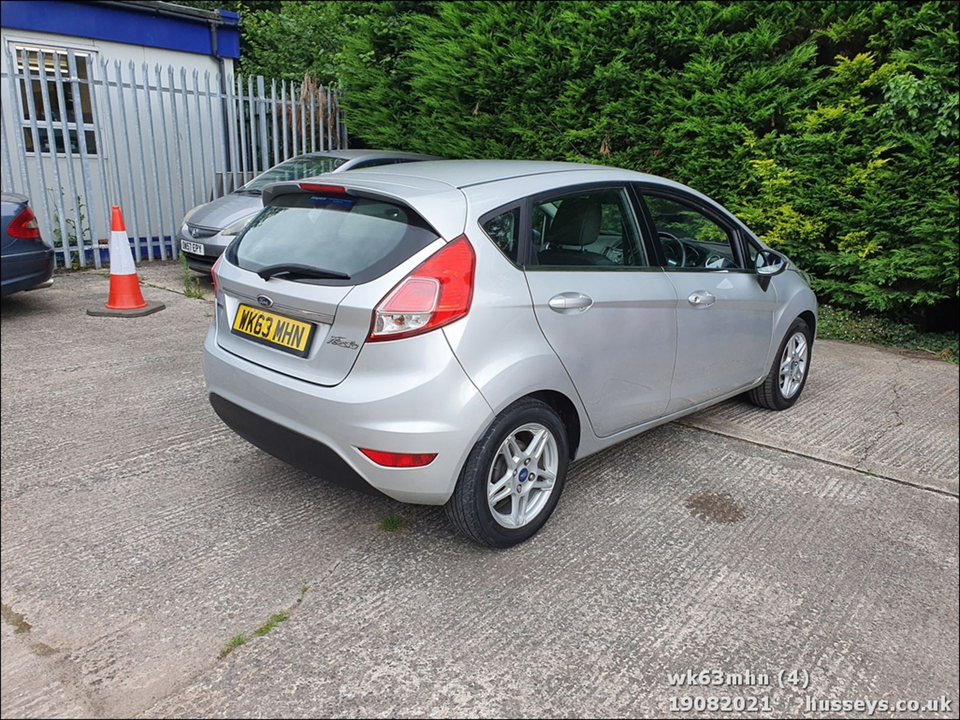 13/63 FORD FIESTA ZETEC - 998cc 5dr Hatchback (Silver, 86k) - Image 4 of 14