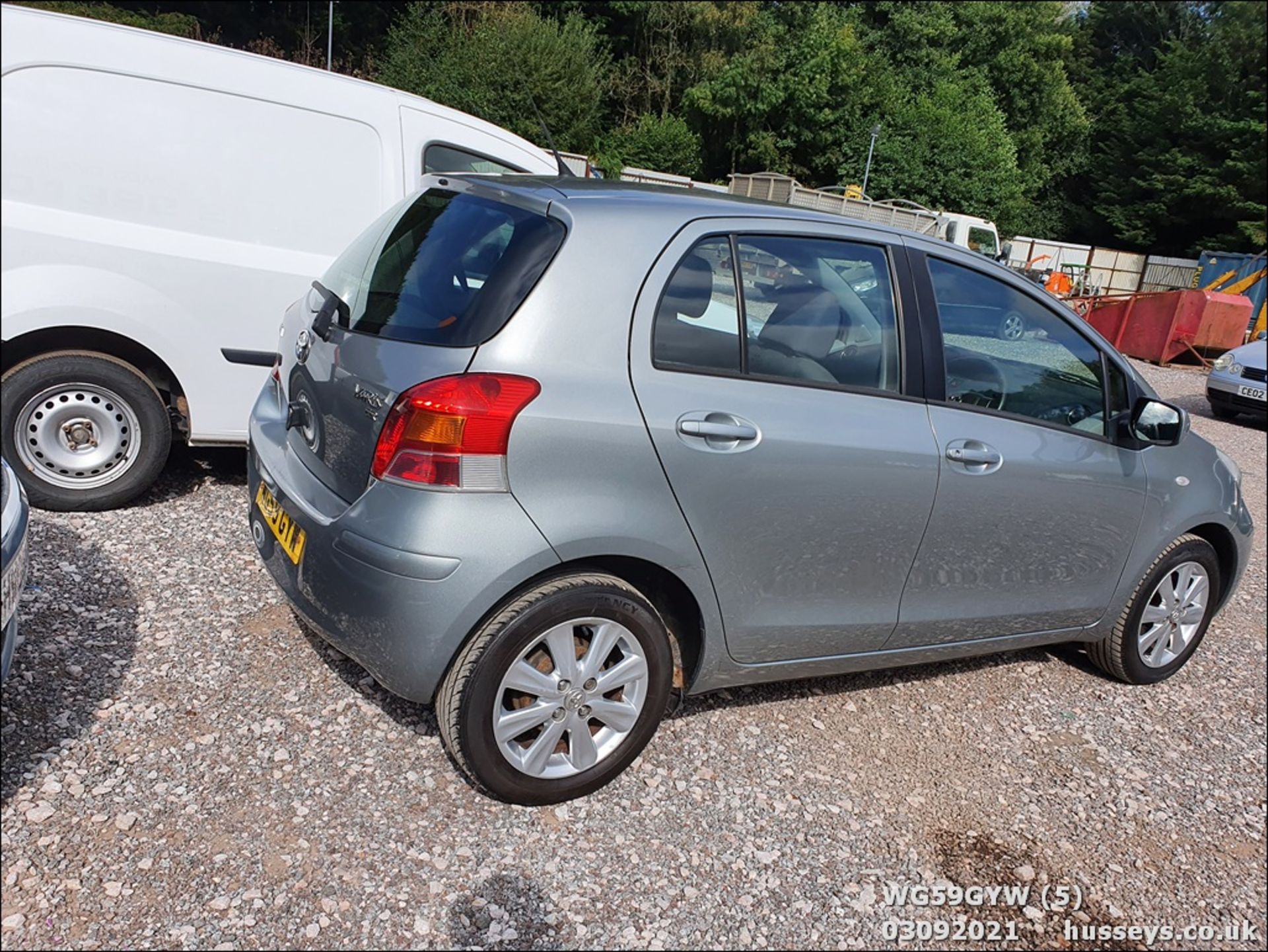 09/59 TOYOTA YARIS TR VVT-I S-A - 1329cc 5dr Hatchback (Silver, 87k) - Image 5 of 12