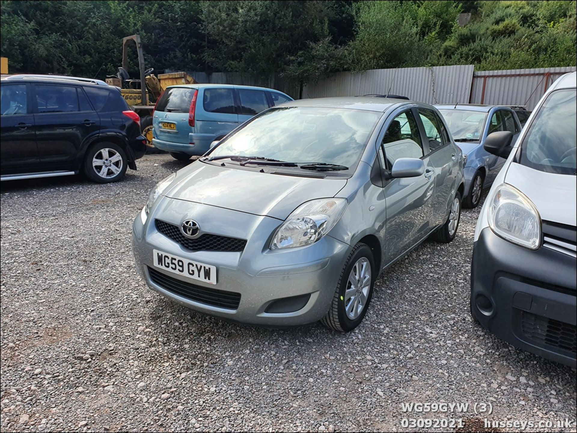 09/59 TOYOTA YARIS TR VVT-I S-A - 1329cc 5dr Hatchback (Silver, 87k) - Image 3 of 12