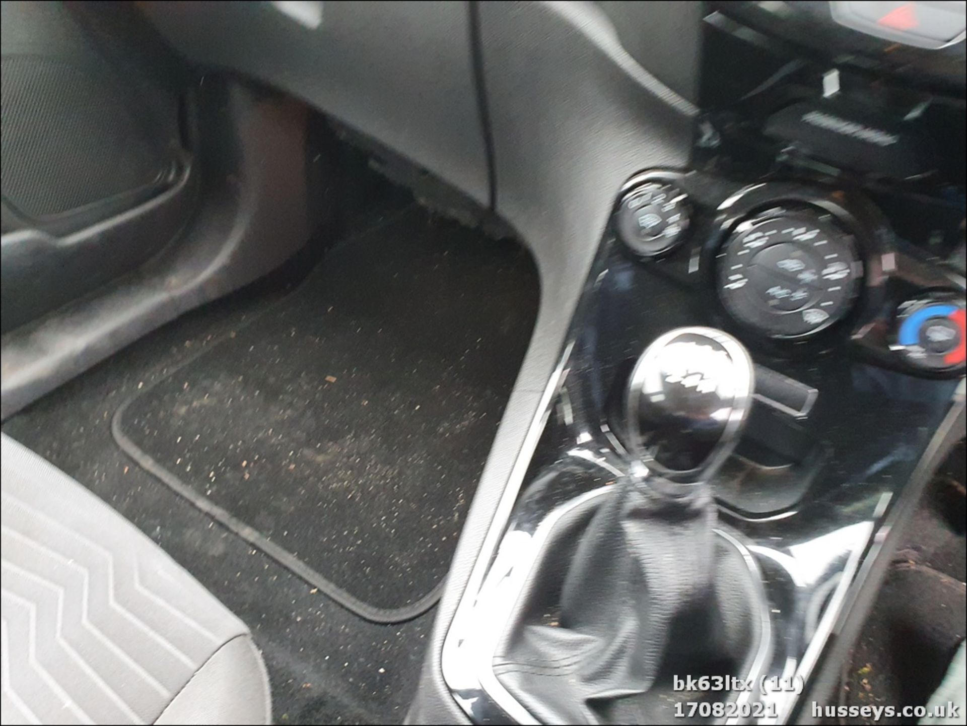 13/63 FORD FIESTA ZETEC - 998cc 5dr Hatchback (Black, 53k) - Image 12 of 16