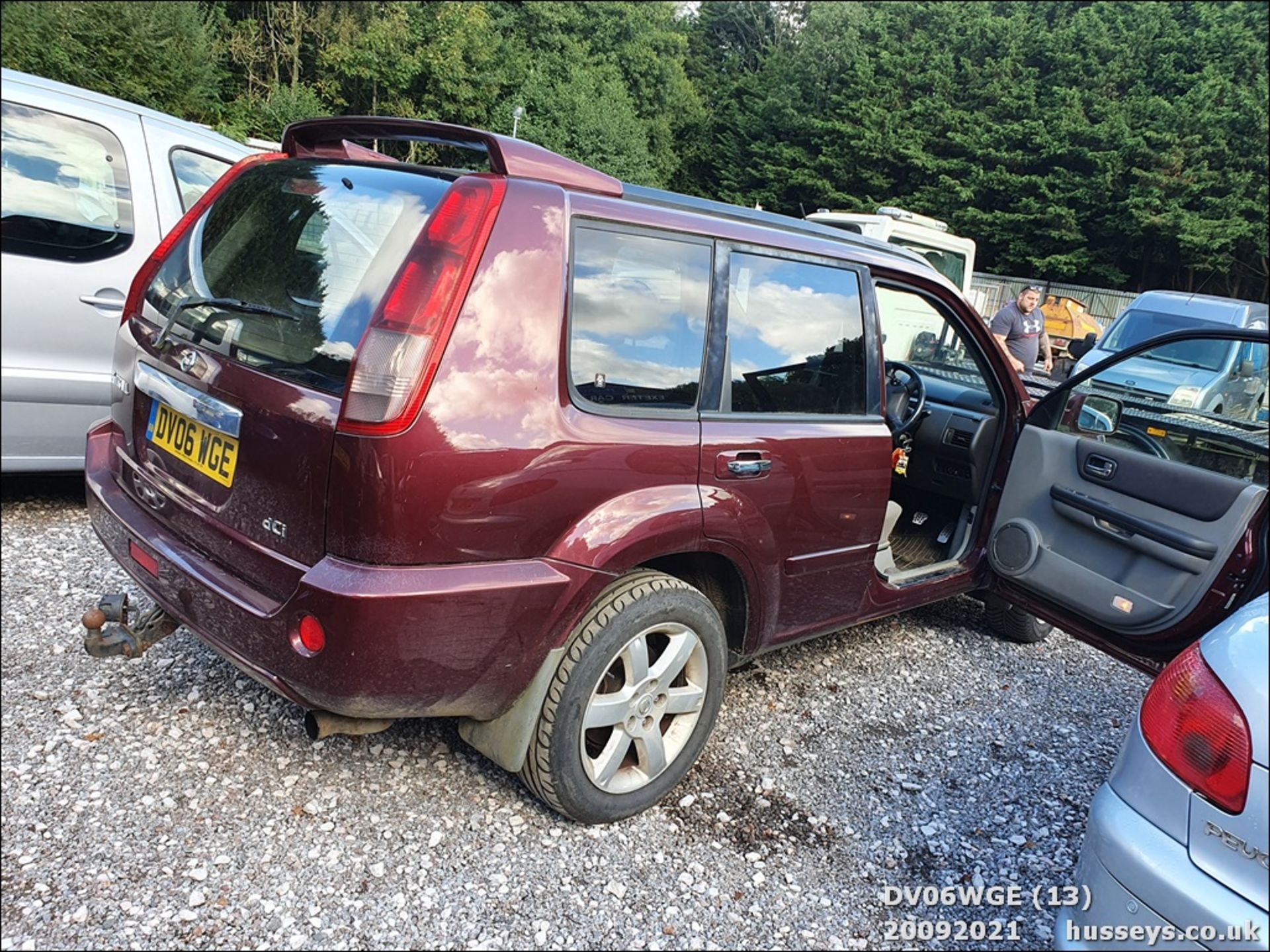 06/06 NISSAN X-TRAIL COLUMBIA DCI - 2184cc 5dr Estate (Red) - Image 13 of 14