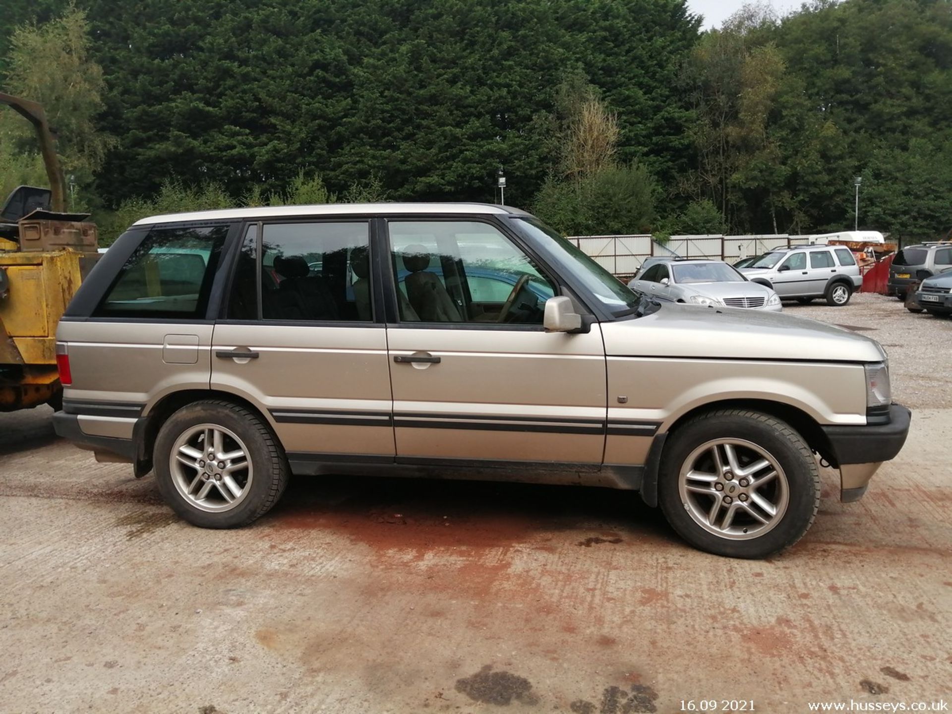 2000 LAND ROVER RANGE ROVER - 4554cc 5dr 4x4 (Gold, 119k) - Image 8 of 16