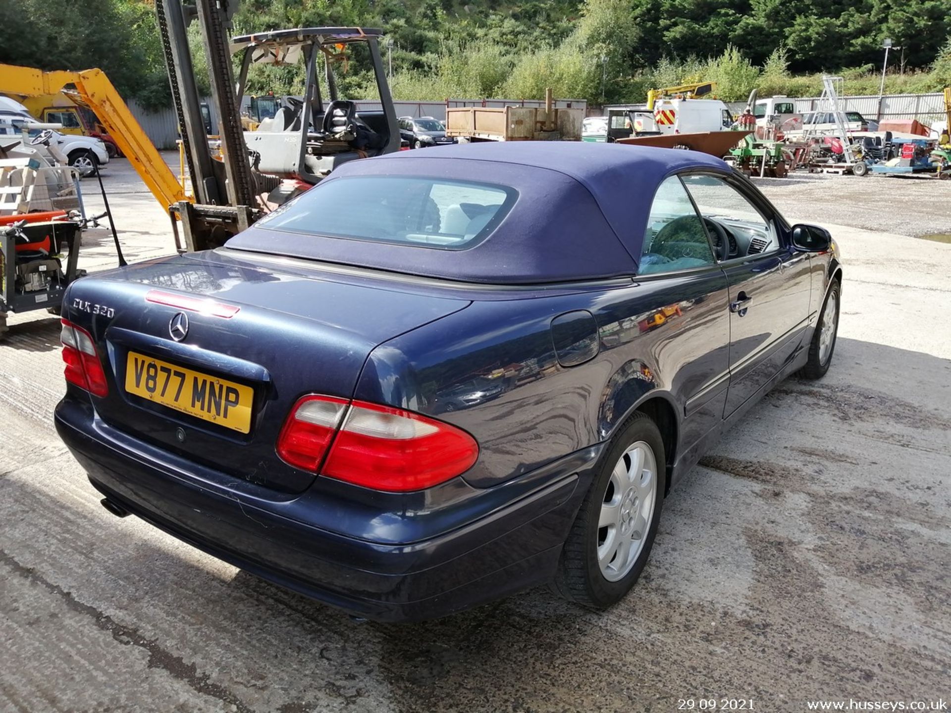 2000 MERCEDES CLK320 AVANTGARDE AUTO - 3199cc 2dr Convertible (Blue) - Image 7 of 12