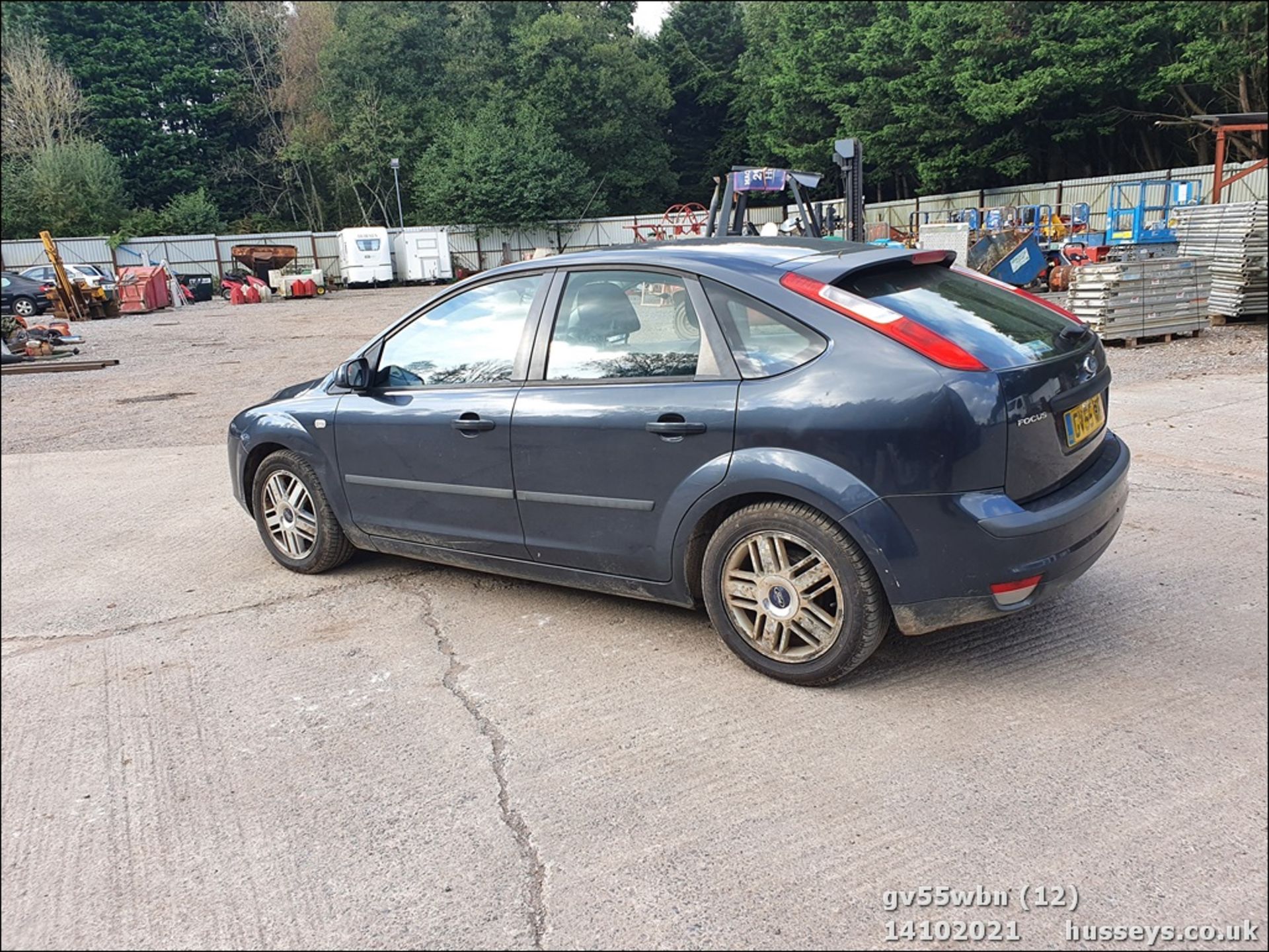 05/55 FORD FOCUS ZETEC CLIMATE - 1596cc 5dr Hatchback (Grey, 124k) - Image 11 of 22