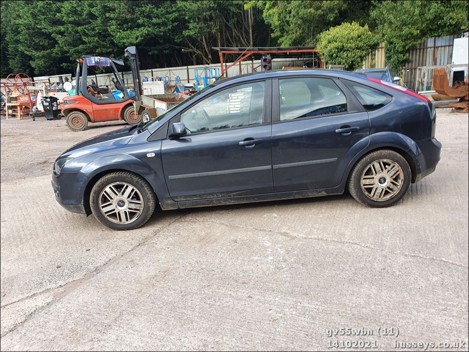 05/55 FORD FOCUS ZETEC CLIMATE - 1596cc 5dr Hatchback (Grey, 124k) - Image 10 of 22