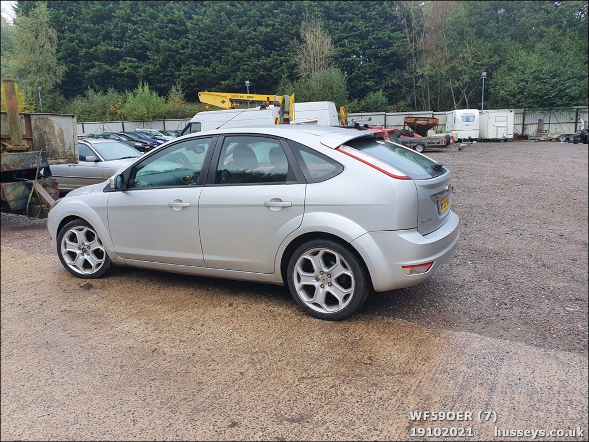 09/59 FORD FOCUS TITANIUM TD 115 - 1753cc 5dr Hatchback (Silver, 160k) - Image 6 of 17