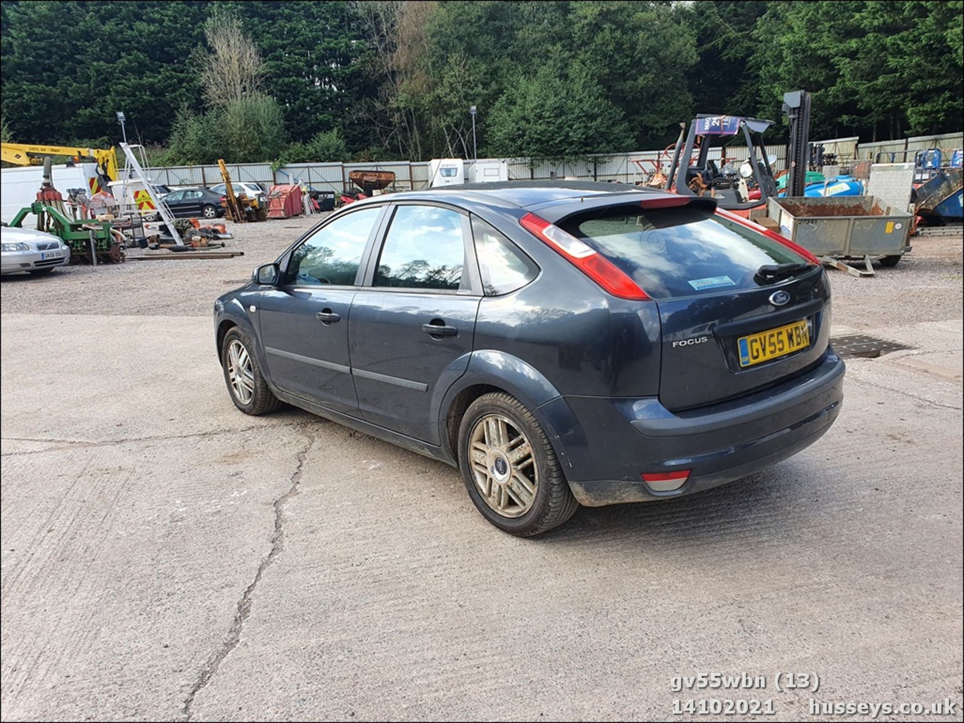 05/55 FORD FOCUS ZETEC CLIMATE - 1596cc 5dr Hatchback (Grey, 124k) - Image 12 of 22