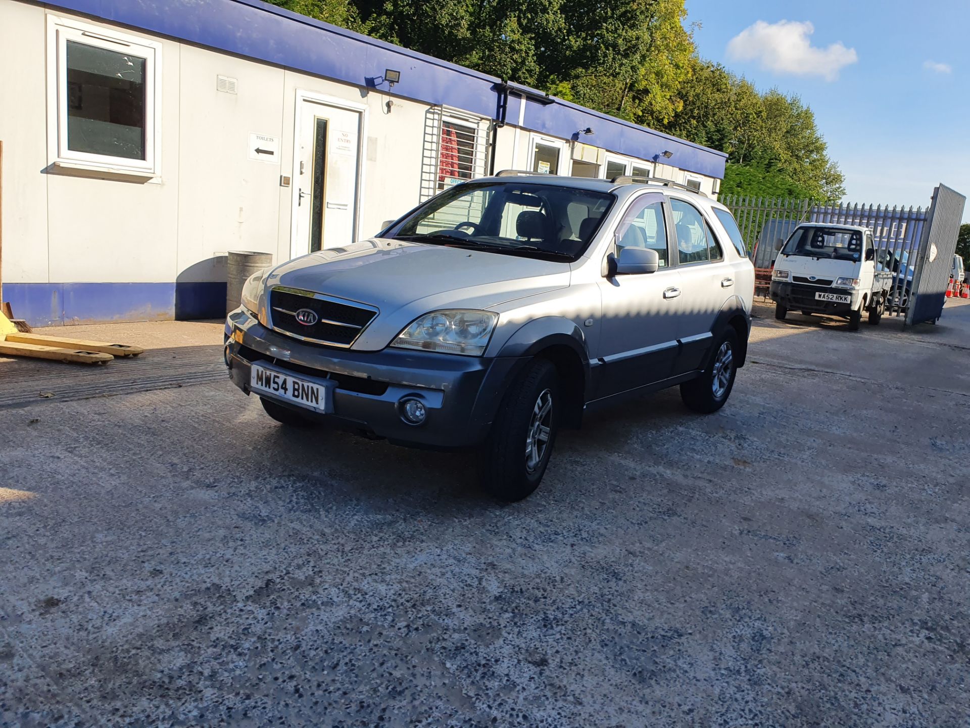 04/54 KIA SORENTO CRDI XE - 2497cc 5dr Estate (Silver, 155k) - Image 3 of 14